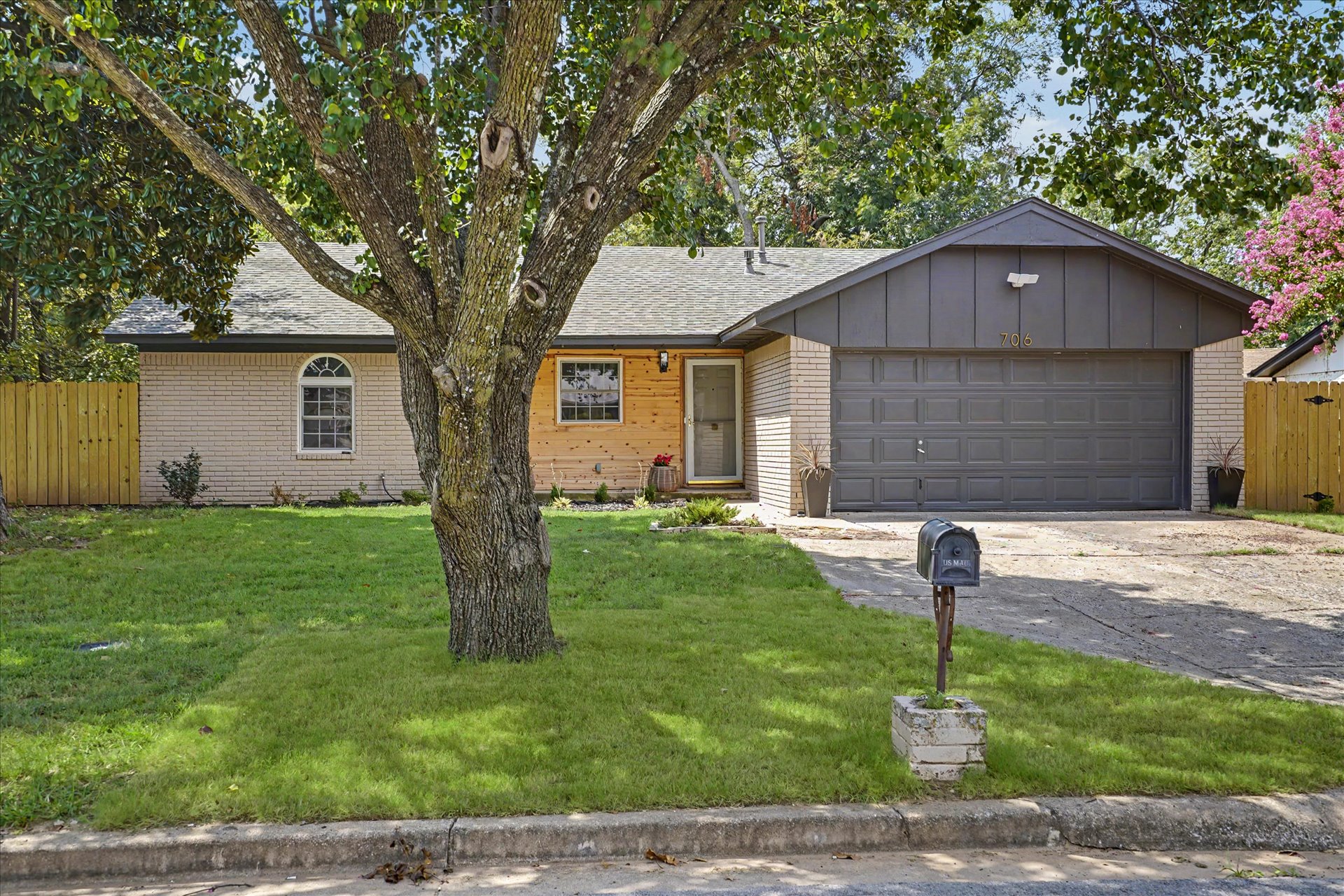 706 E E Avenue Property Photo 2