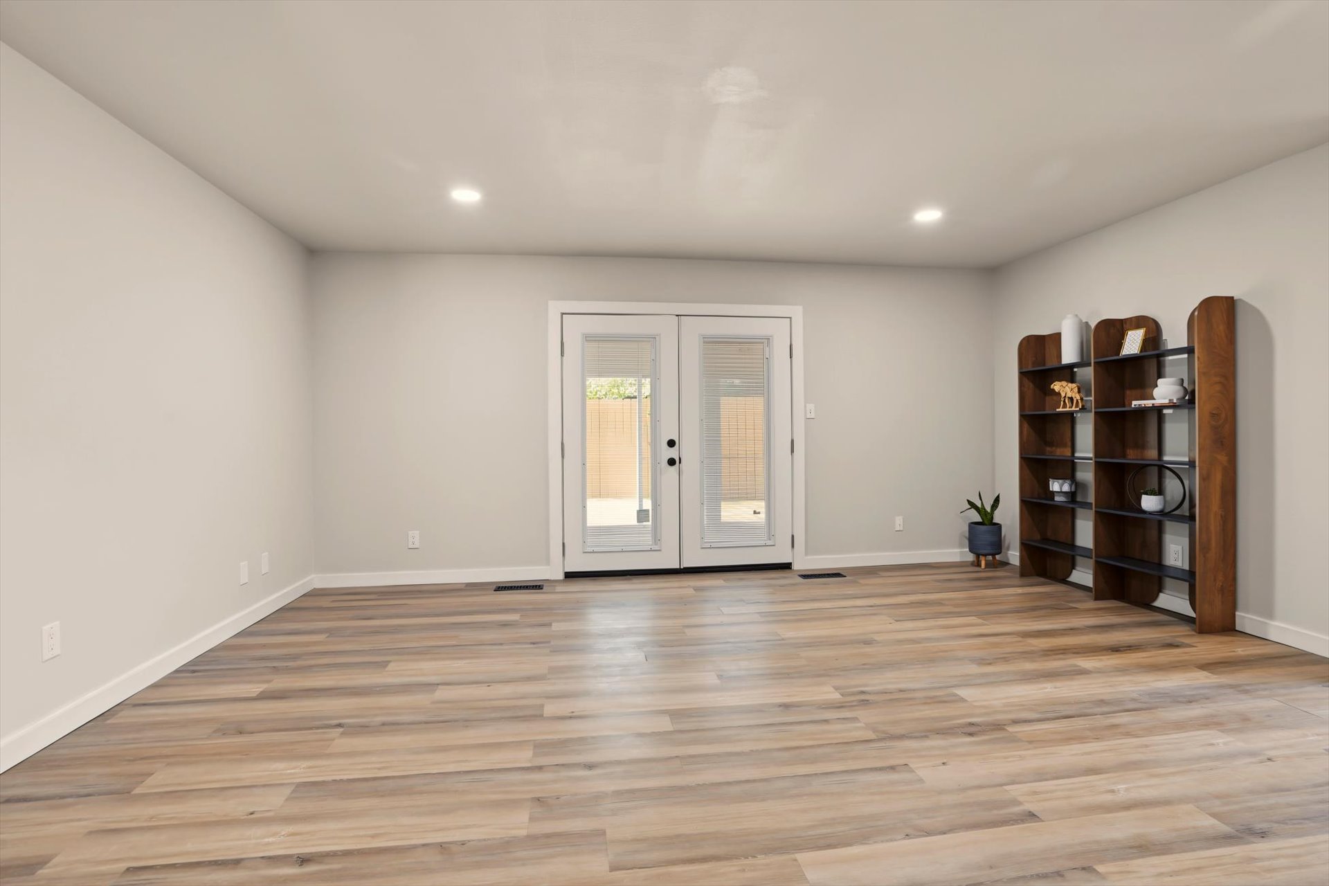 706 E E Avenue Property Photo 5