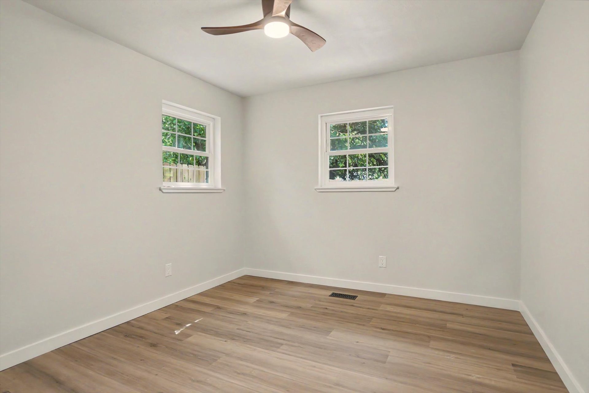 706 E E Avenue Property Photo 24