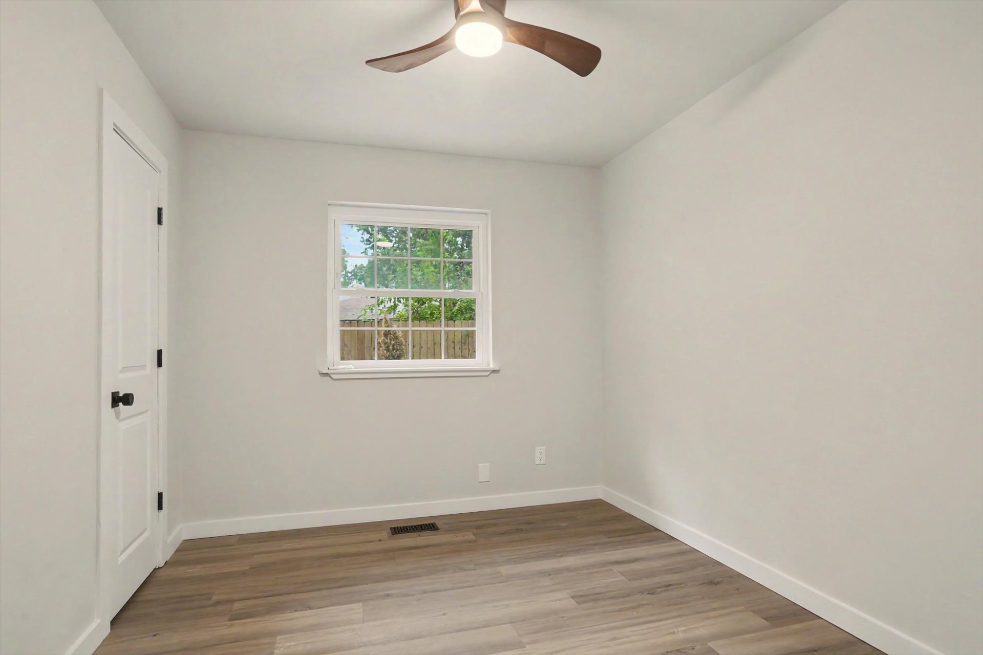 706 E E Avenue Property Photo 26