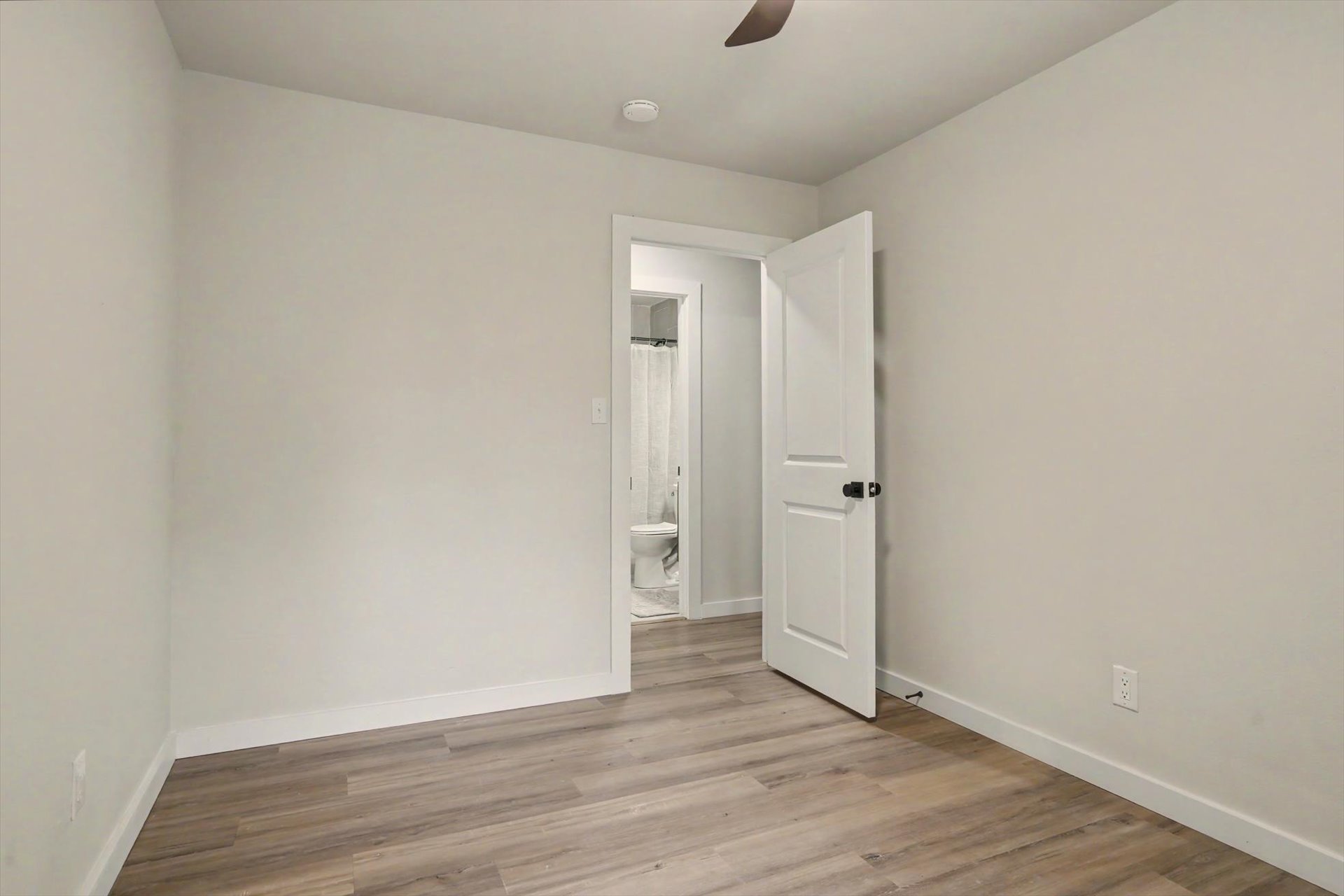 706 E E Avenue Property Photo 27