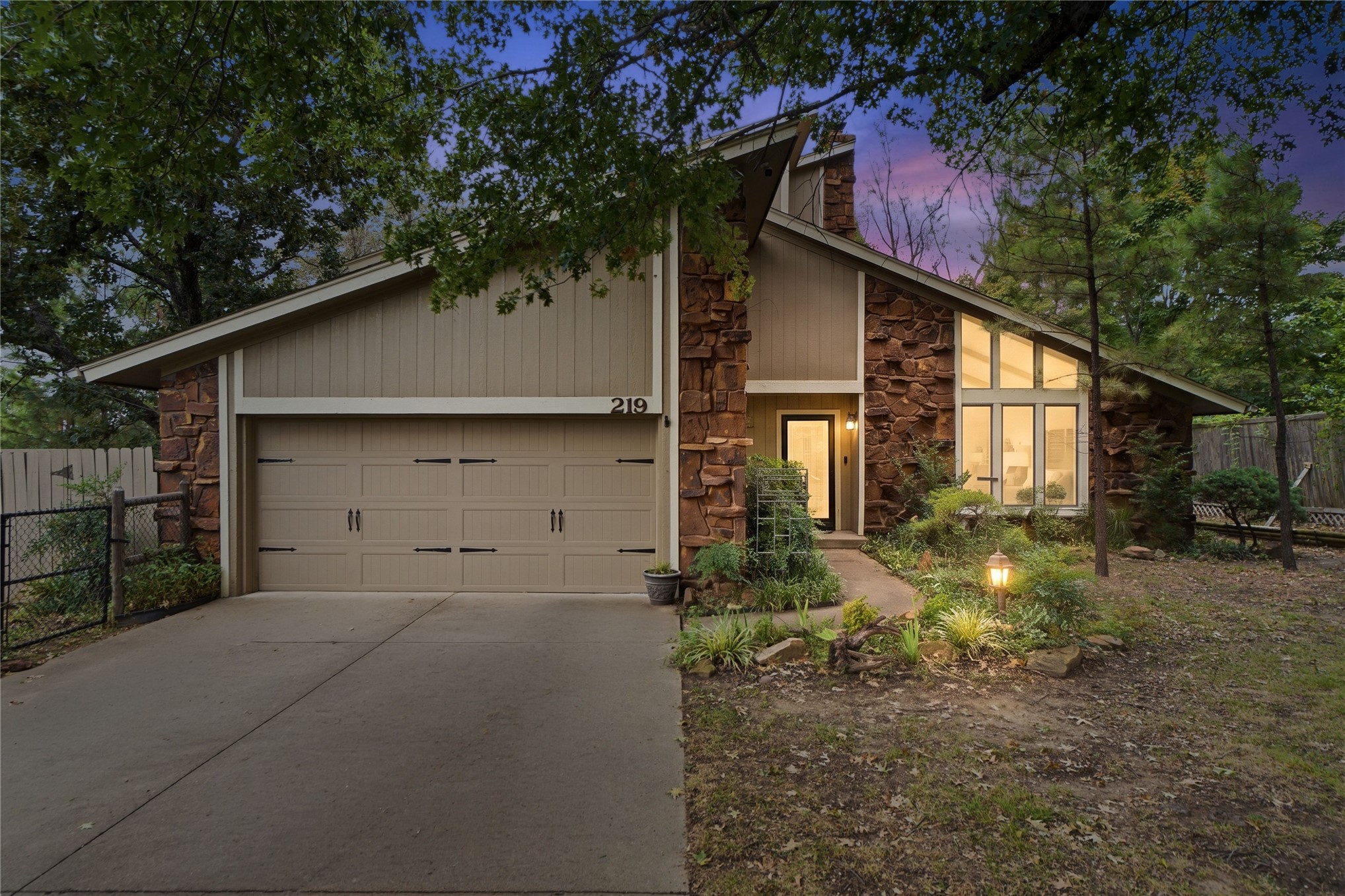 219 N Oak Ridge Drive Property Photo 1