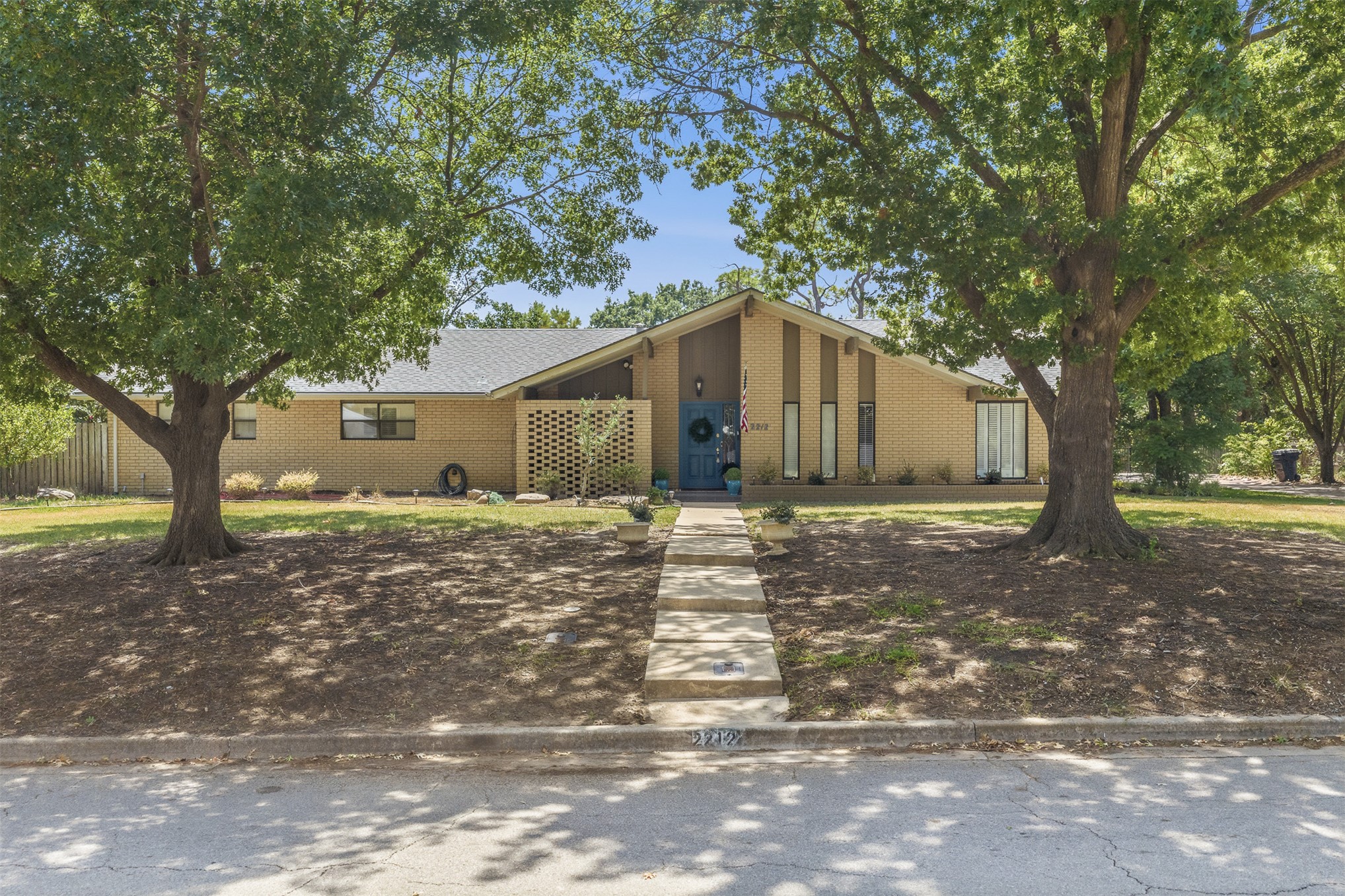 2212 Cloverleaf Place Property Photo 1