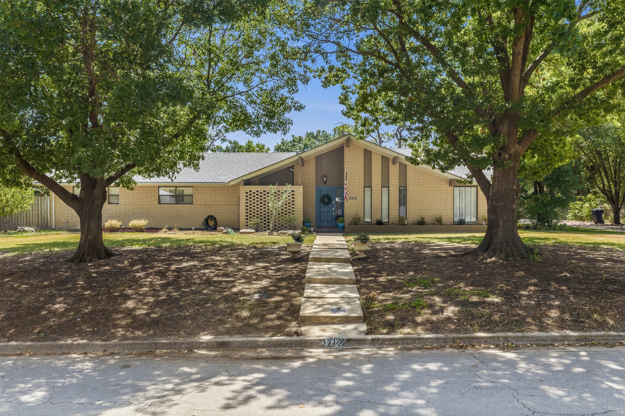2212 Cloverleaf Place Property Photo 1