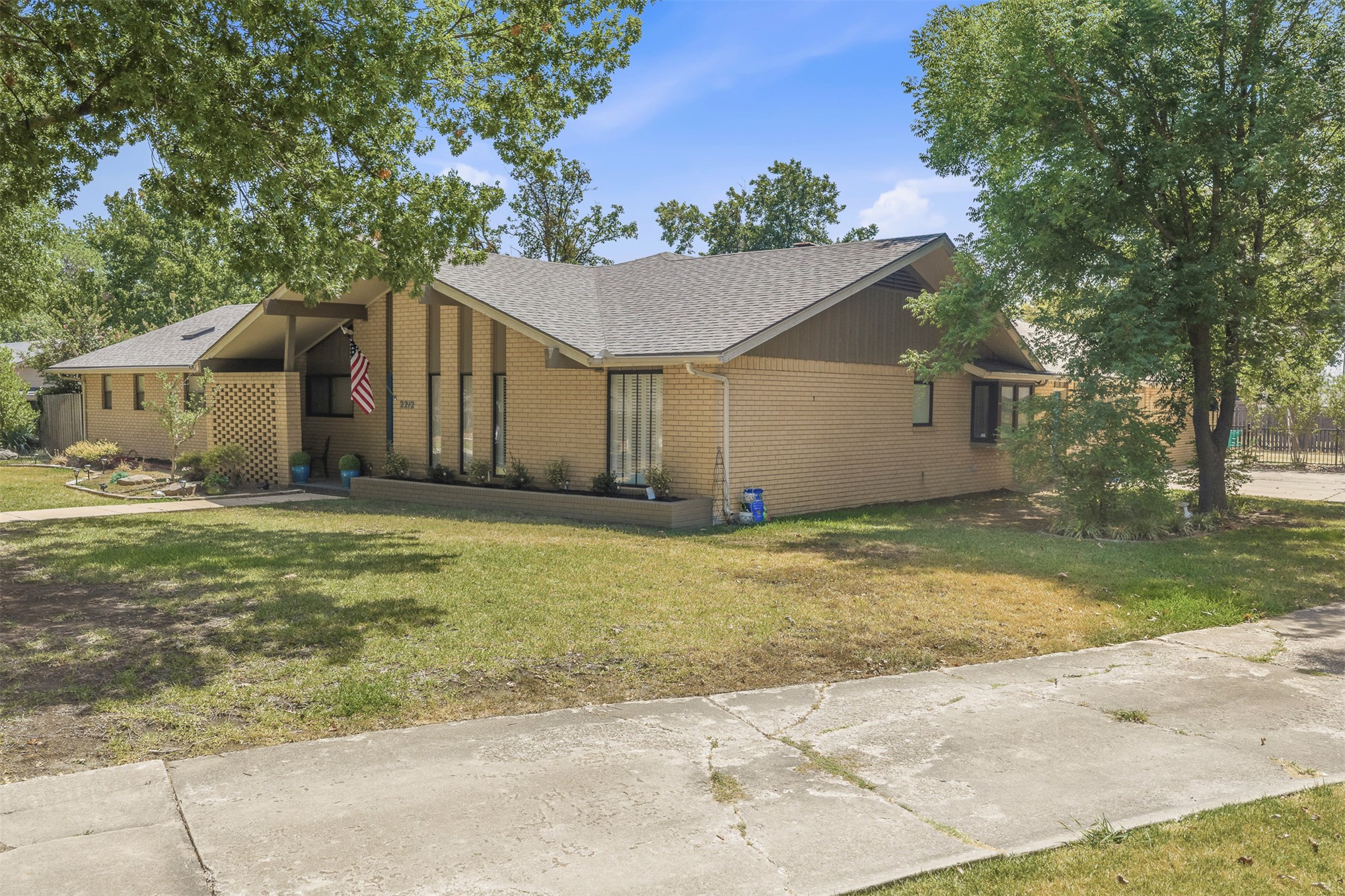 2212 Cloverleaf Place Property Photo 2