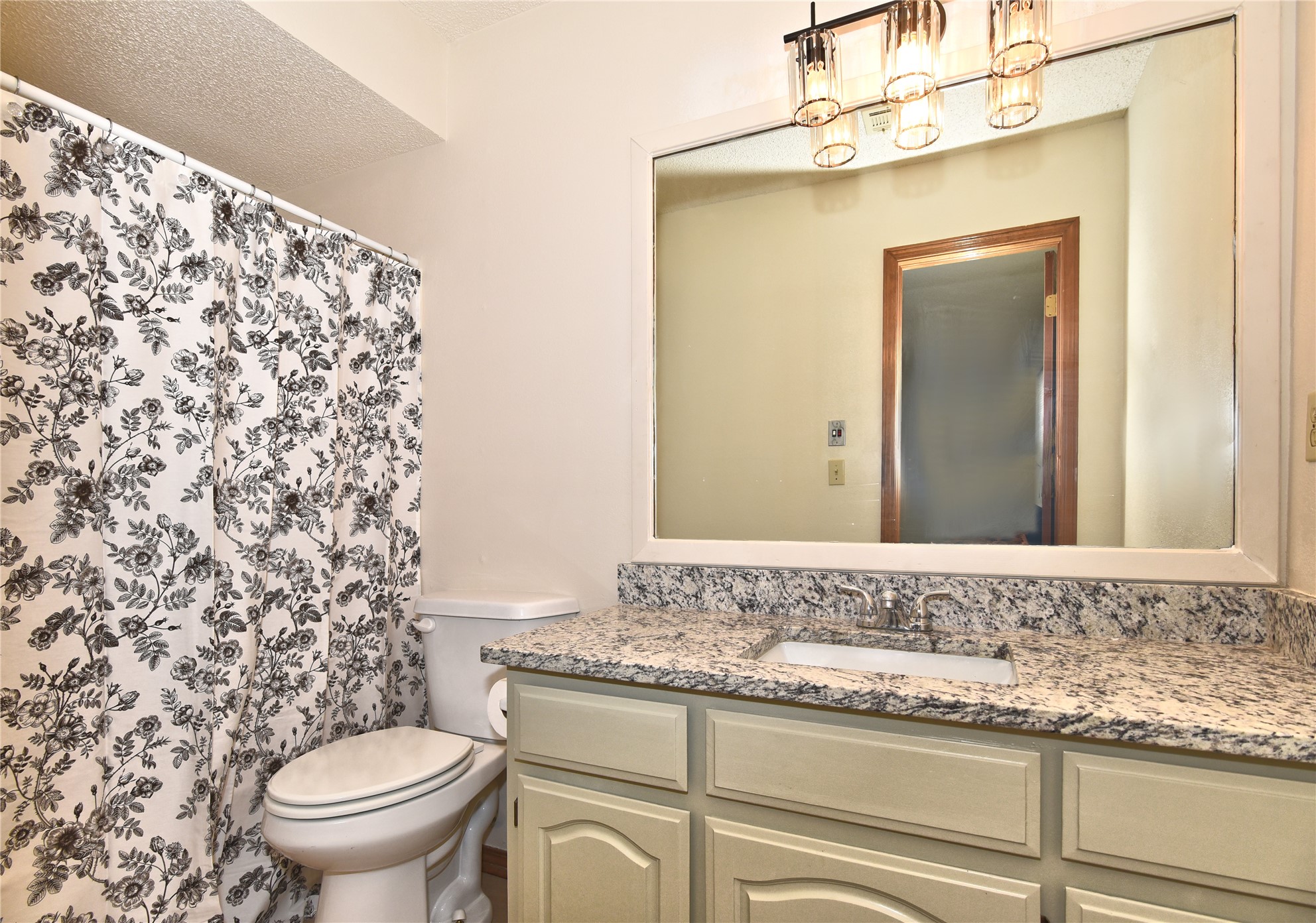 2500 W Honolulu Street Property Photo 9