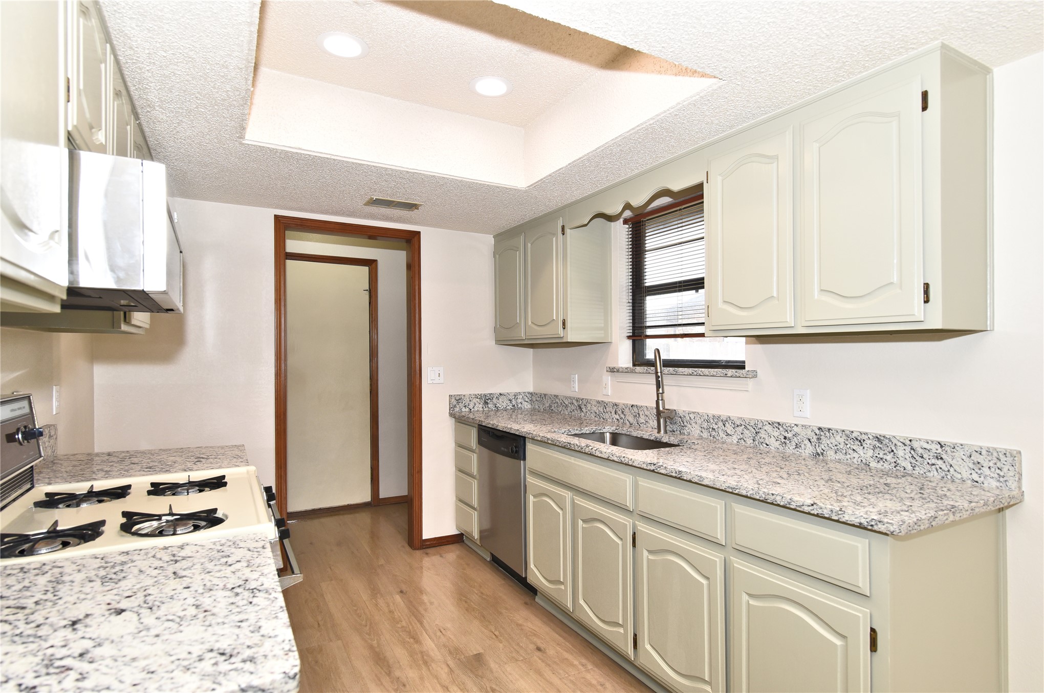 2500 W Honolulu Street Property Photo 14