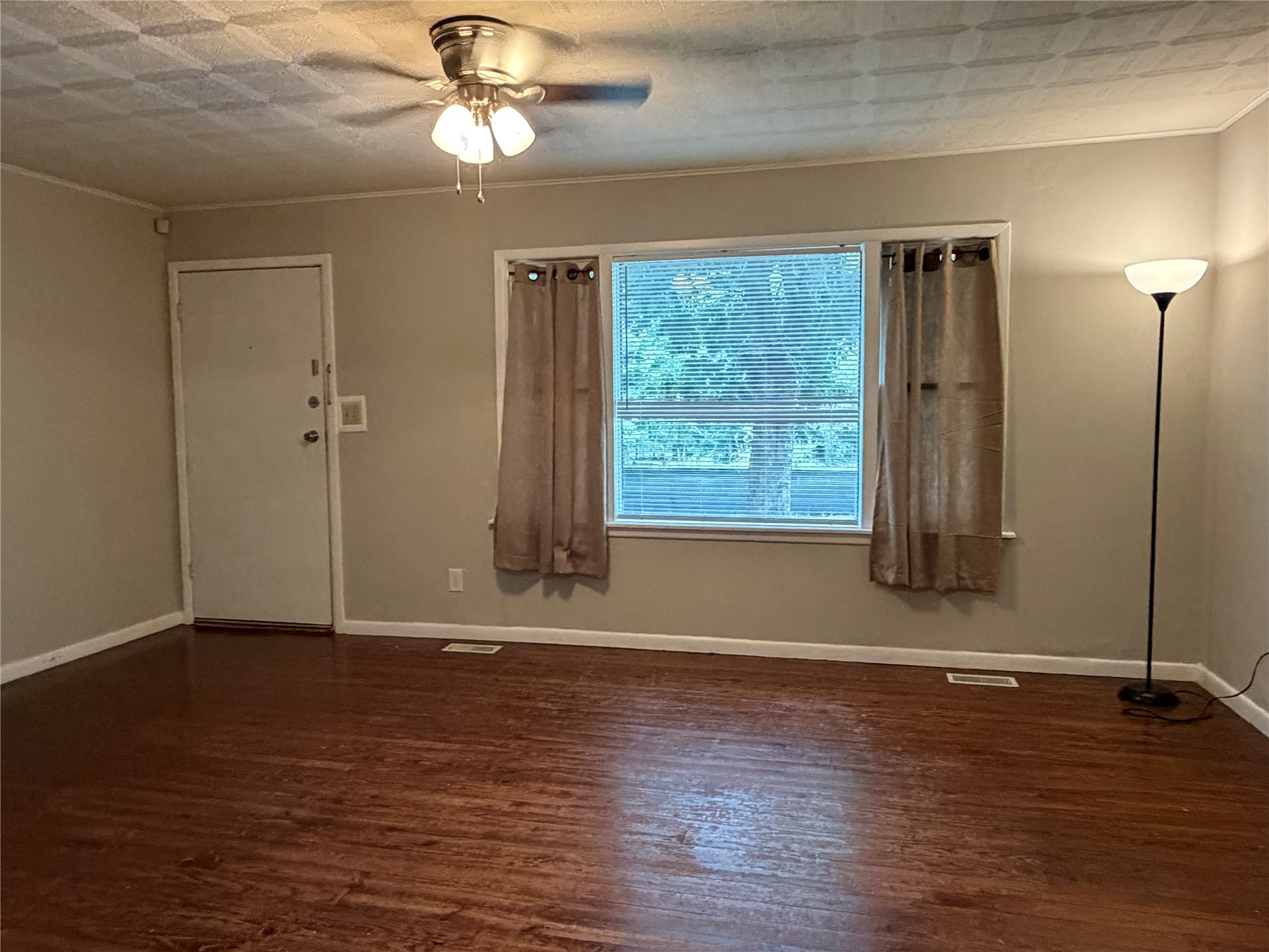 204 W South Street S Property Photo 6