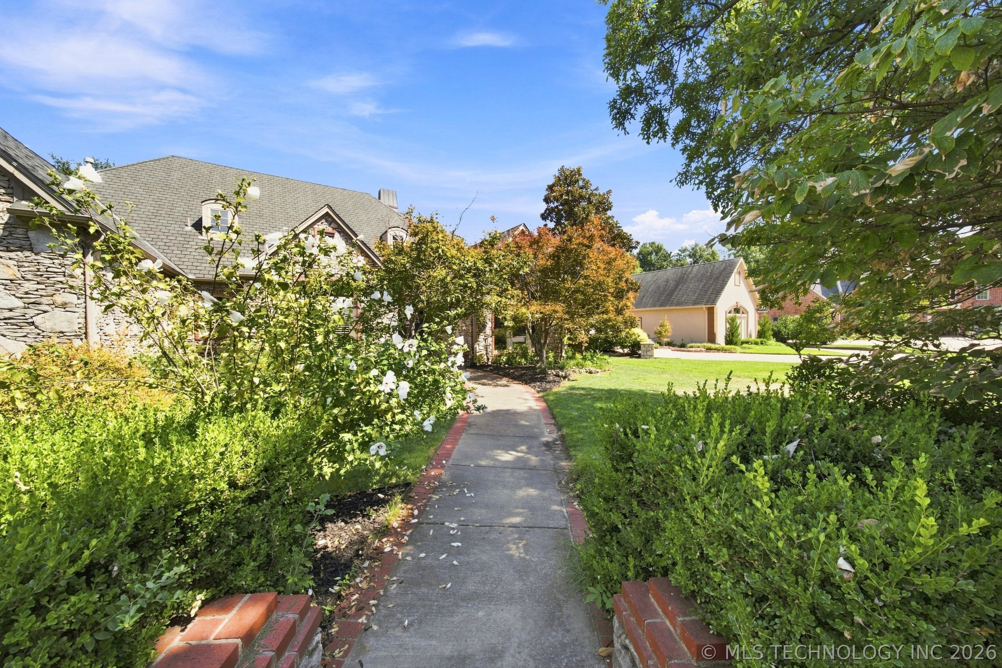 10153 S Maplewood Avenue Property Photo 6
