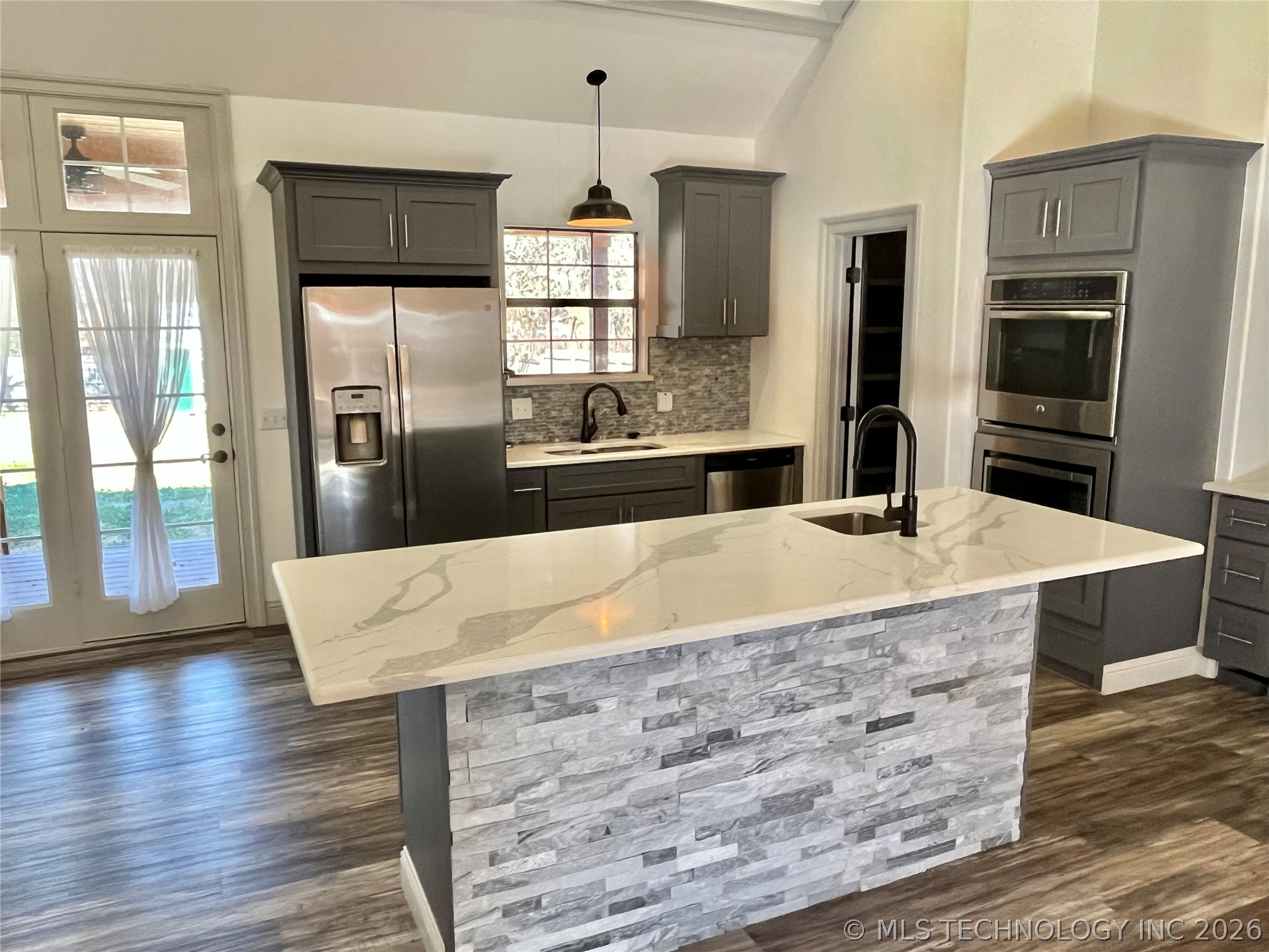 209 9 Avenue Property Photo 4