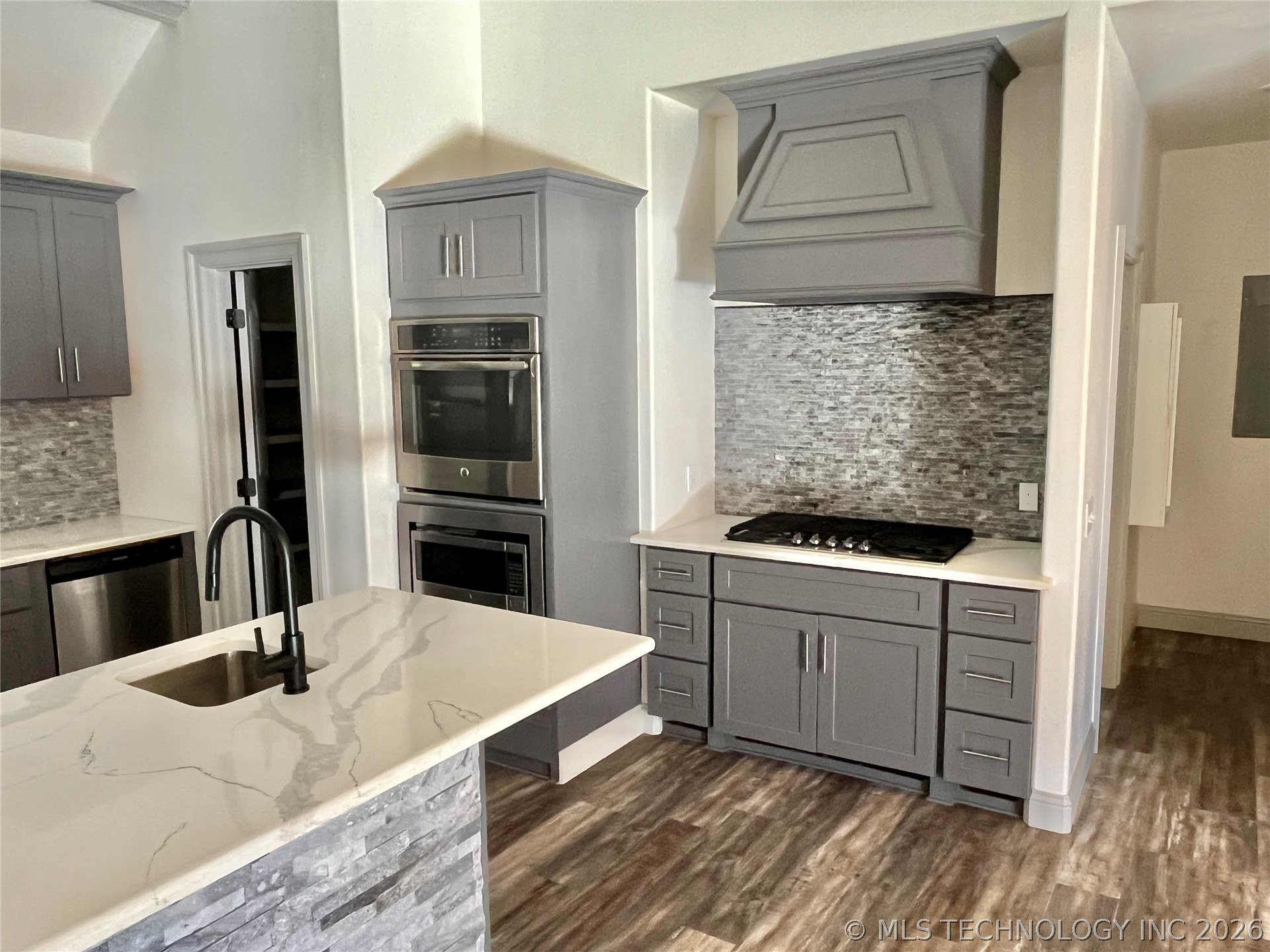 209 9 Avenue Property Photo 5