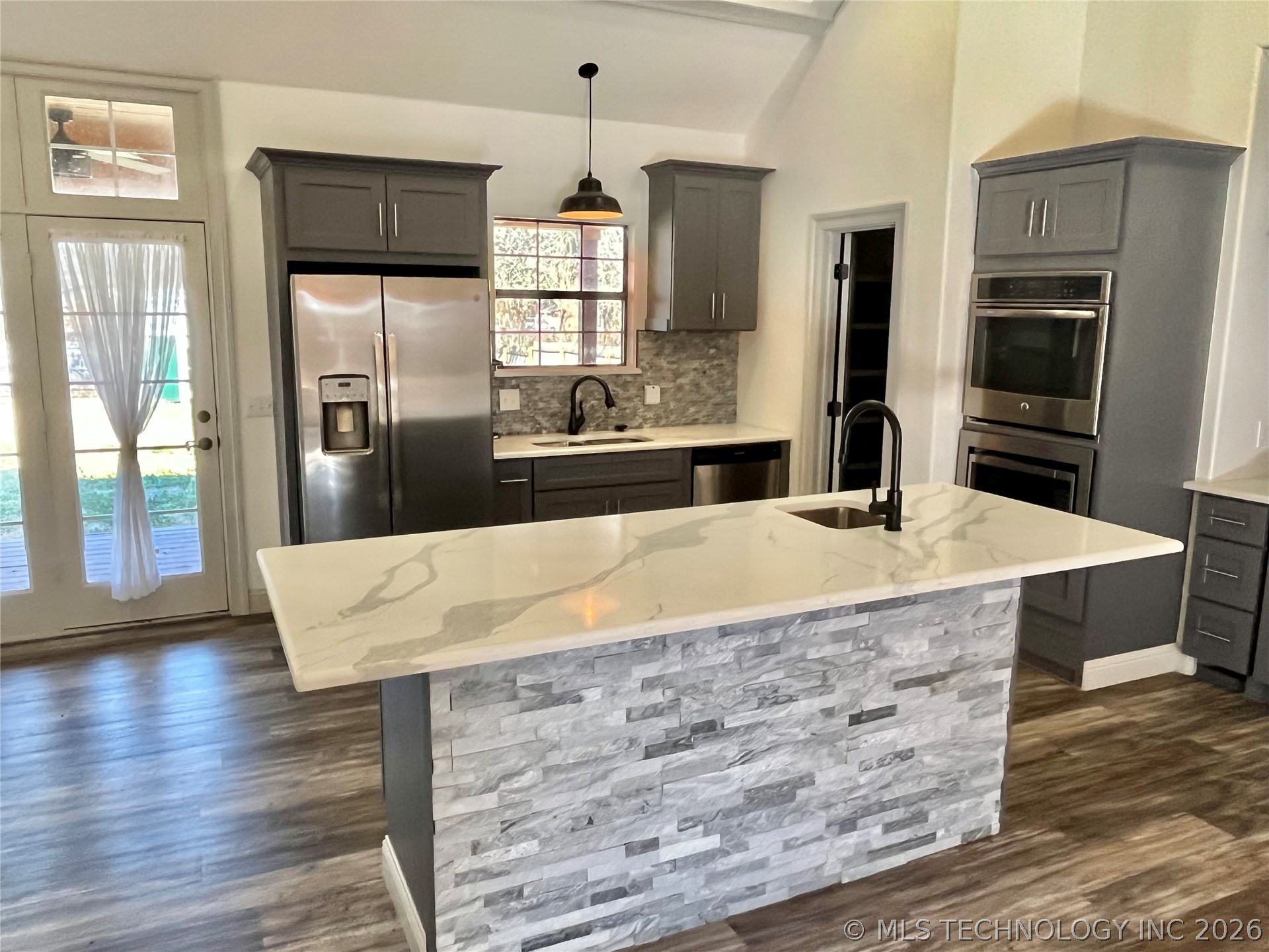 209 9 Avenue Property Photo 7