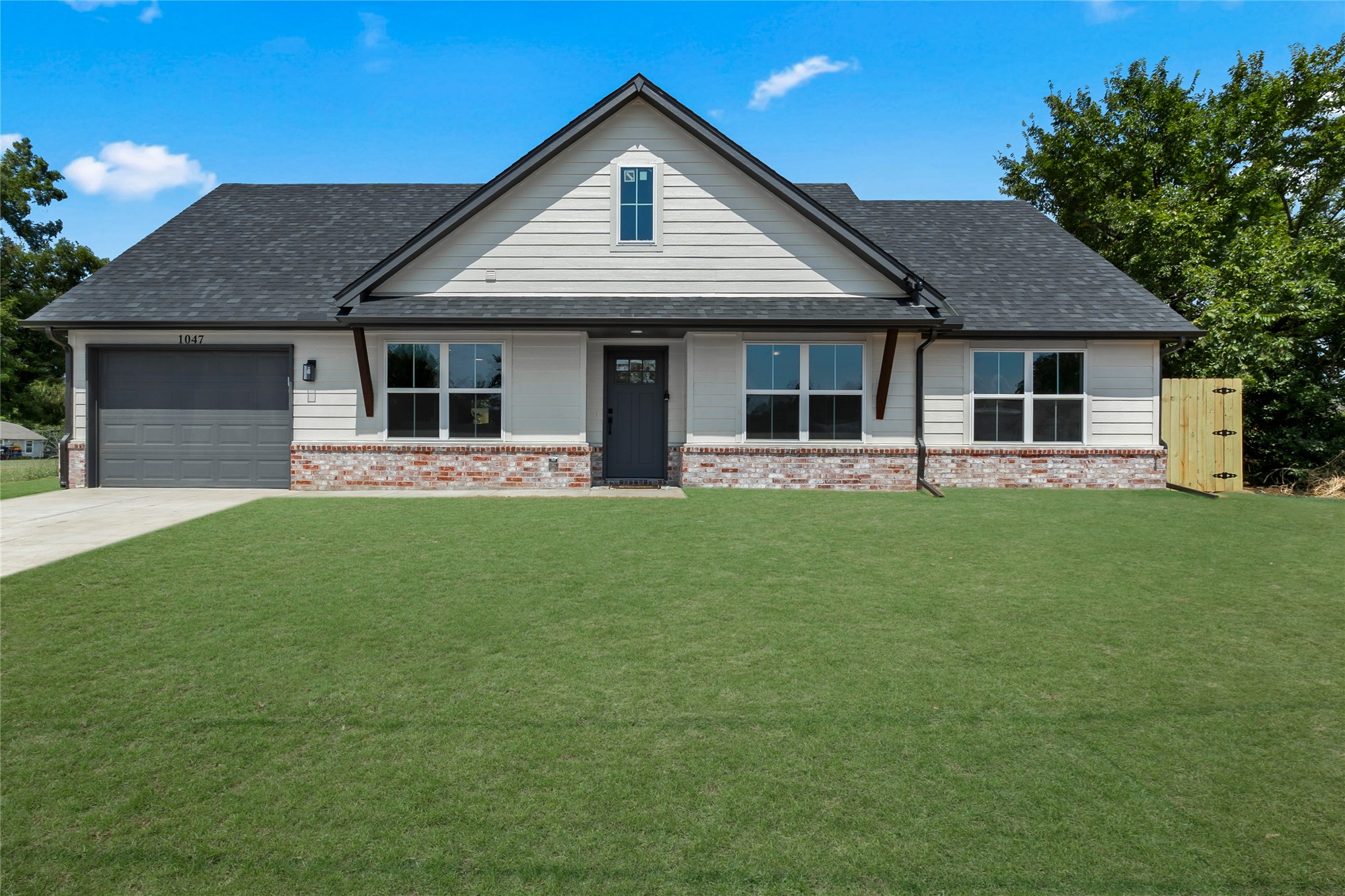 1047 E Young Street Property Photo 1