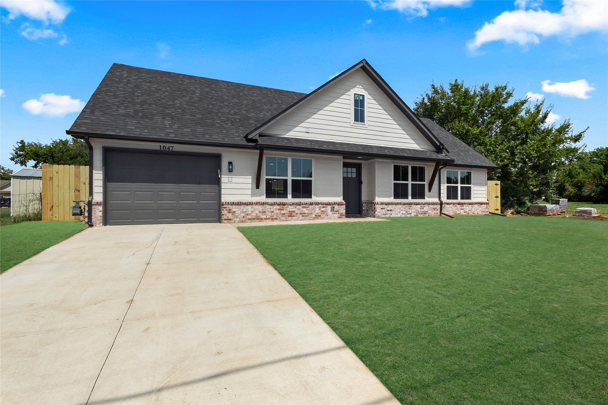 1047 E Young Street Property Photo 4