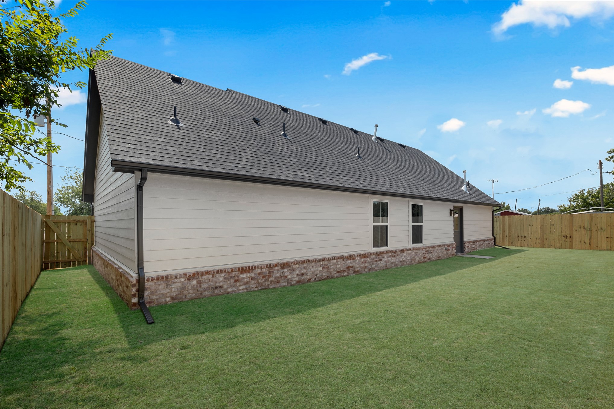 1047 E Young Street Property Photo 39