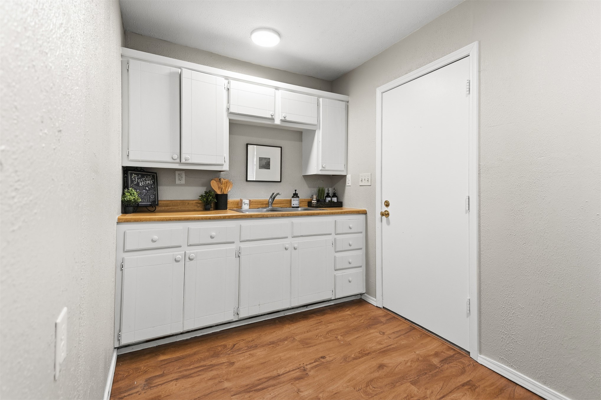 1408 Holt Property Photo 8