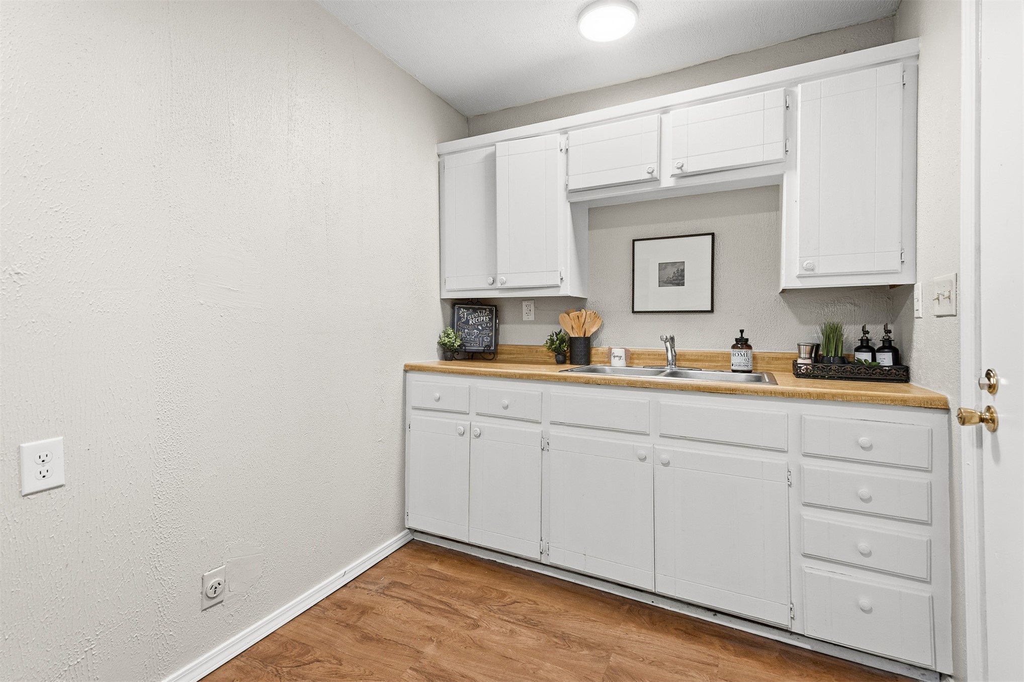 1408 Holt Property Photo 9