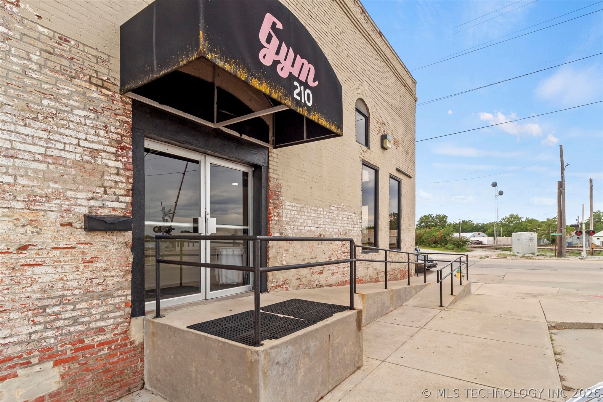 230 N Broadway Property Photo 8