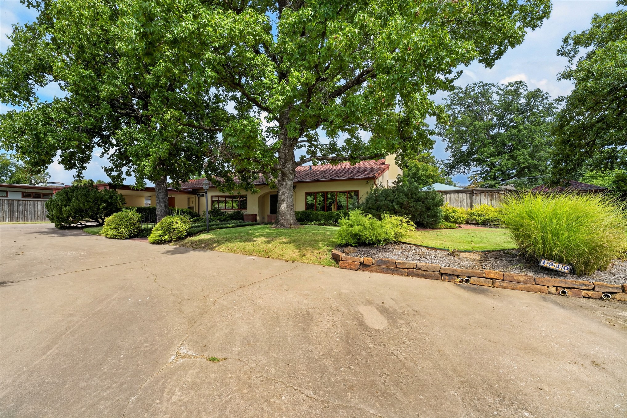 1910 Hillcrest Drive Property Photo 2
