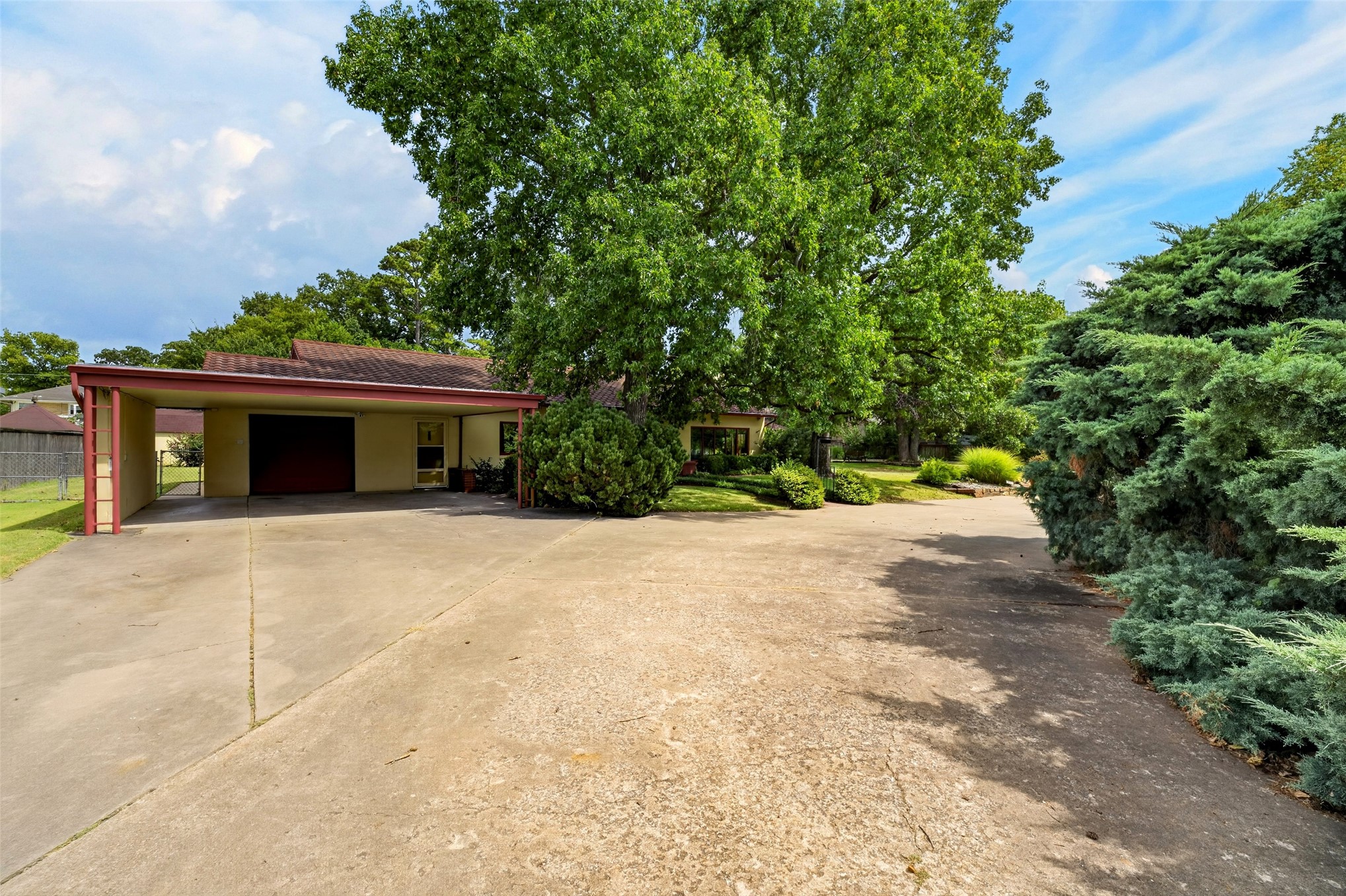 1910 Hillcrest Drive Property Photo 3