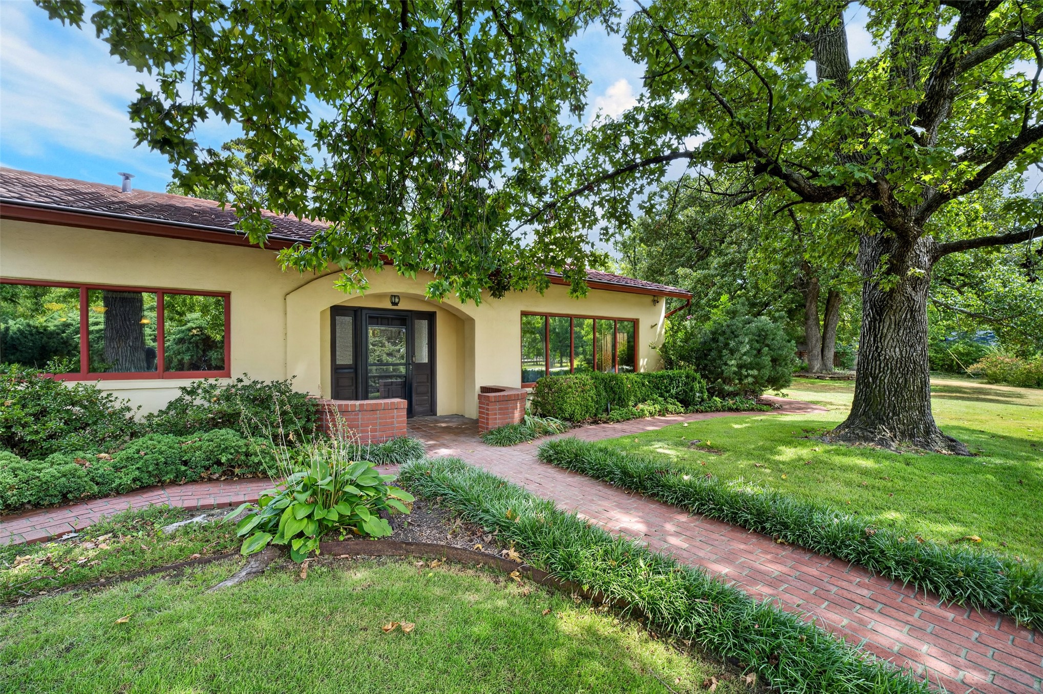 1910 Hillcrest Drive Property Photo 4