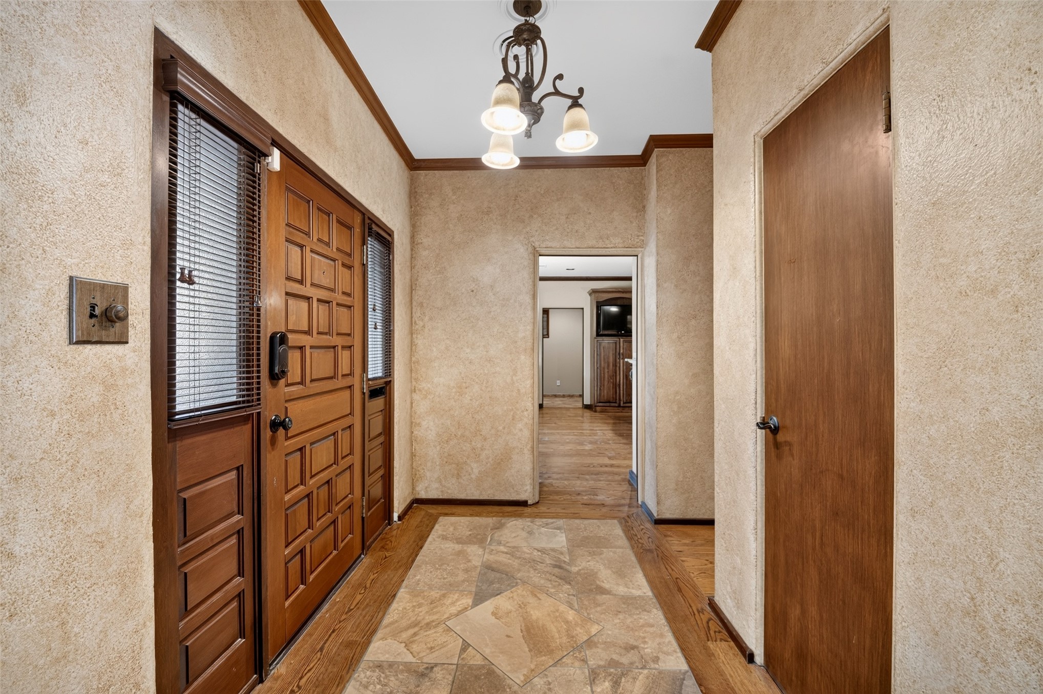 1910 Hillcrest Drive Property Photo 6