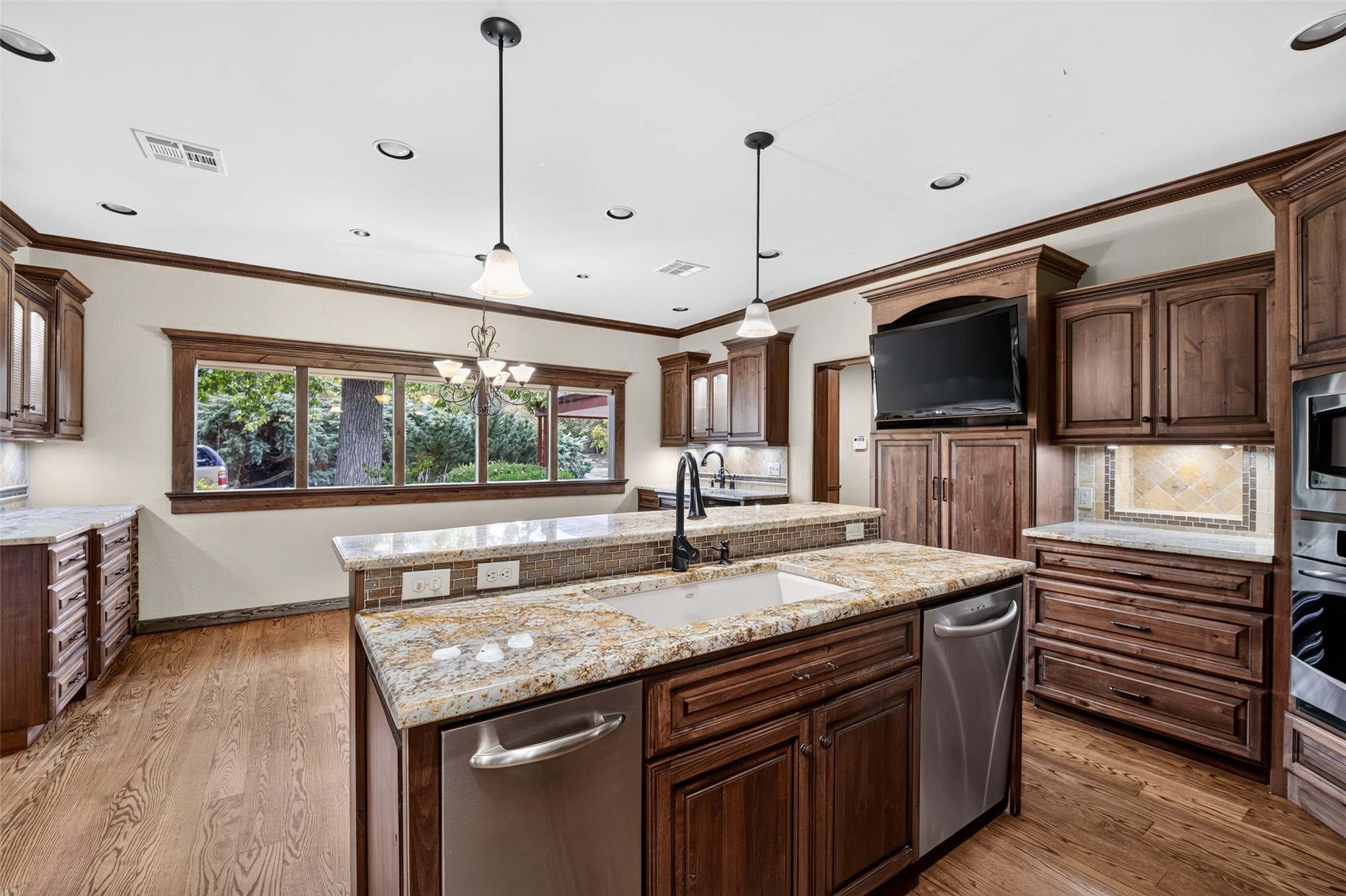 1910 Hillcrest Drive Property Photo 10