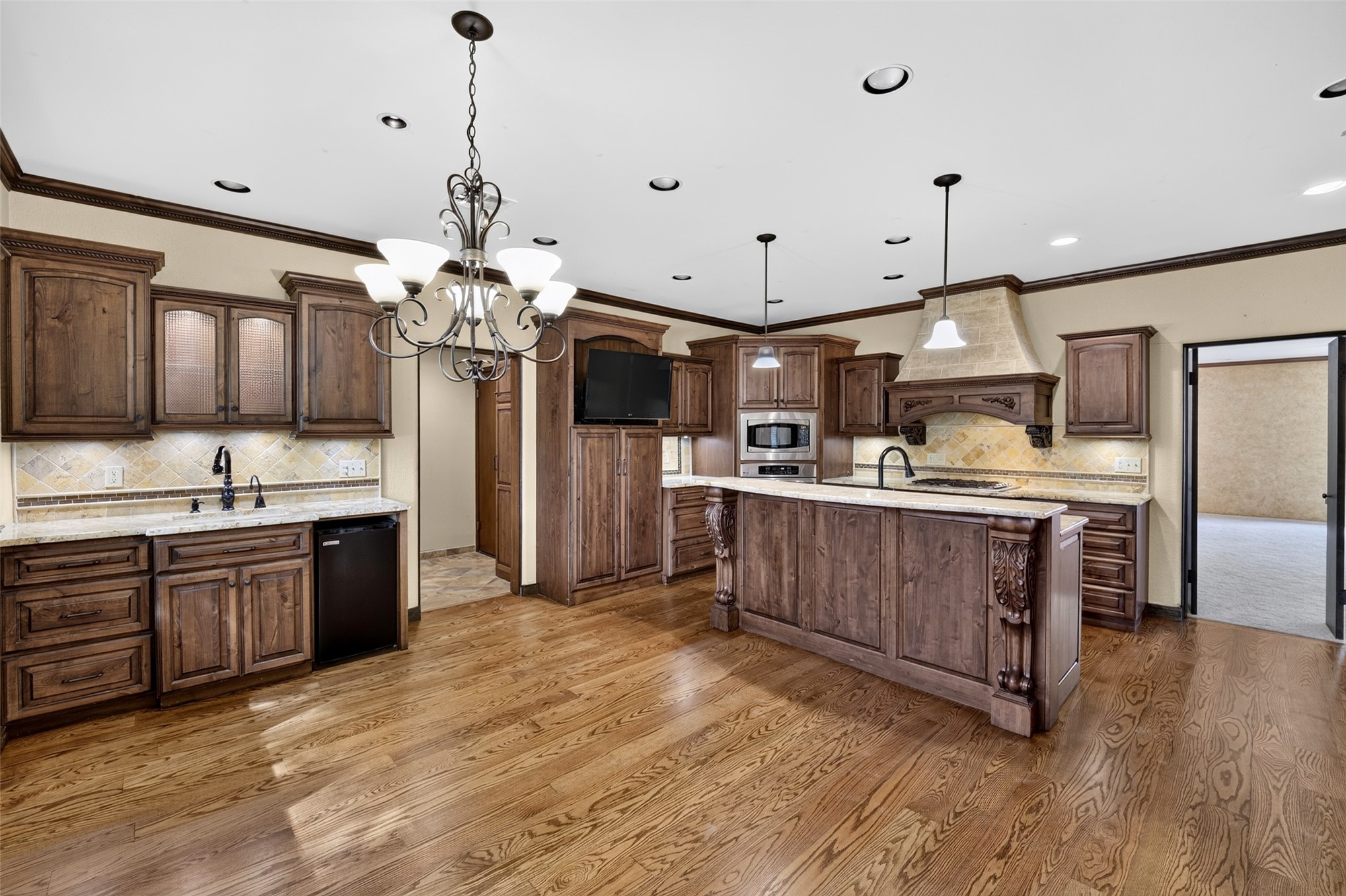1910 Hillcrest Drive Property Photo 11