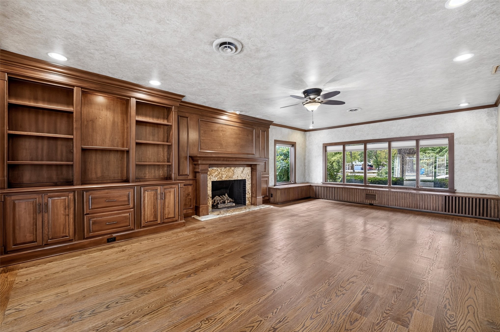 1910 Hillcrest Drive Property Photo 15