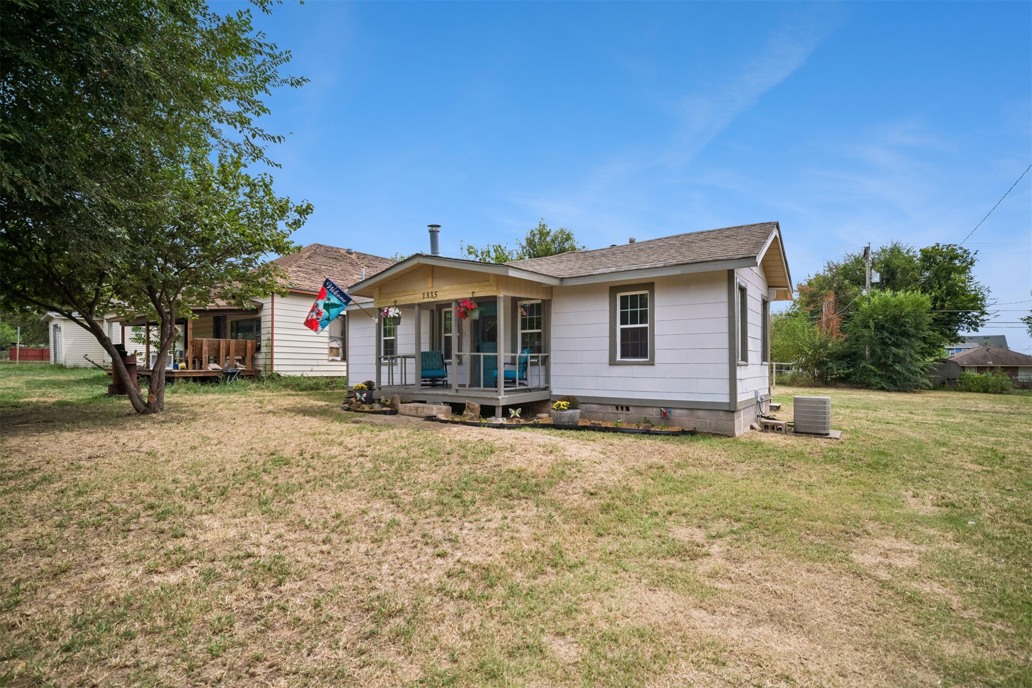 1335 E Maple St Property Photo 2