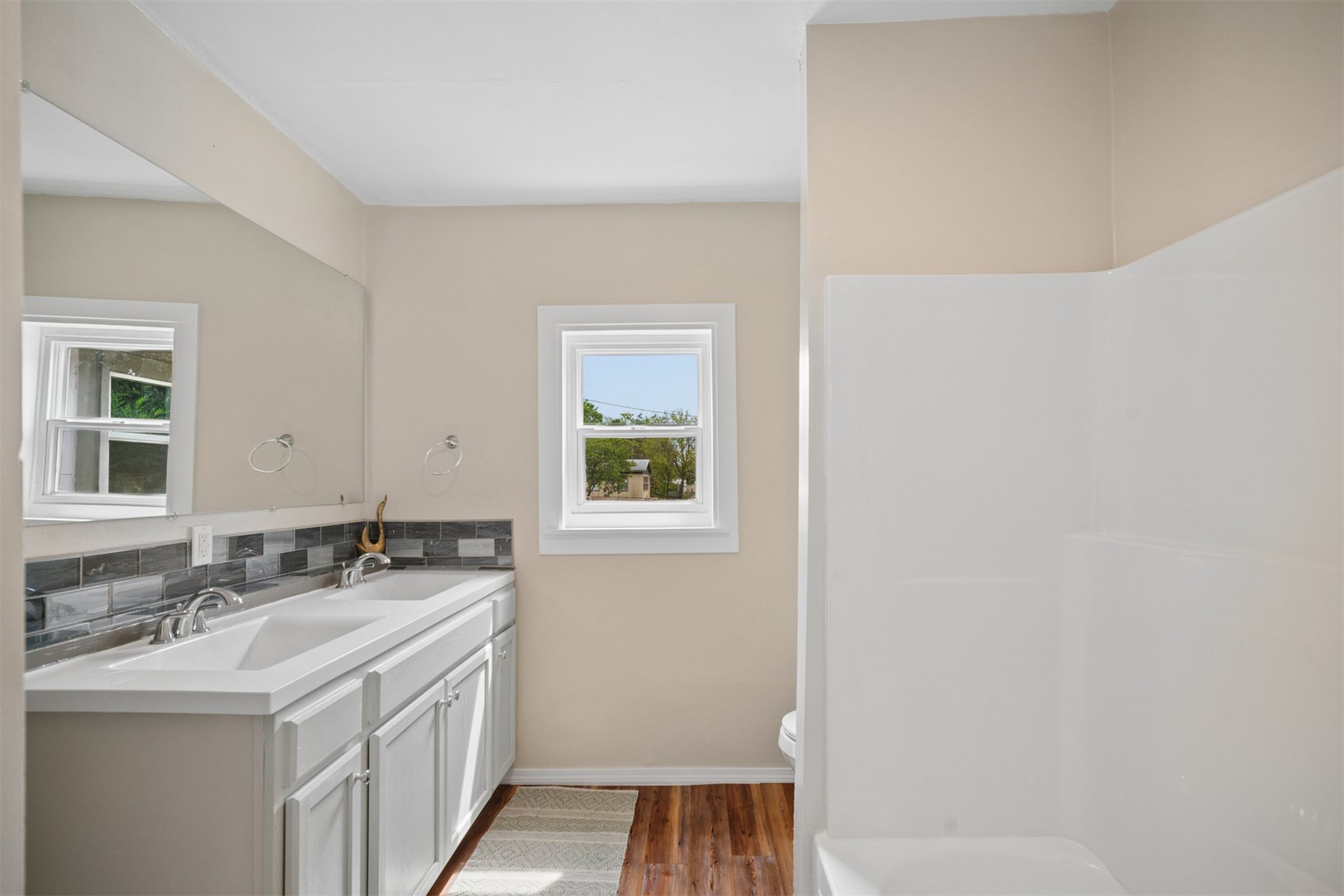 1335 E Maple St Property Photo 9