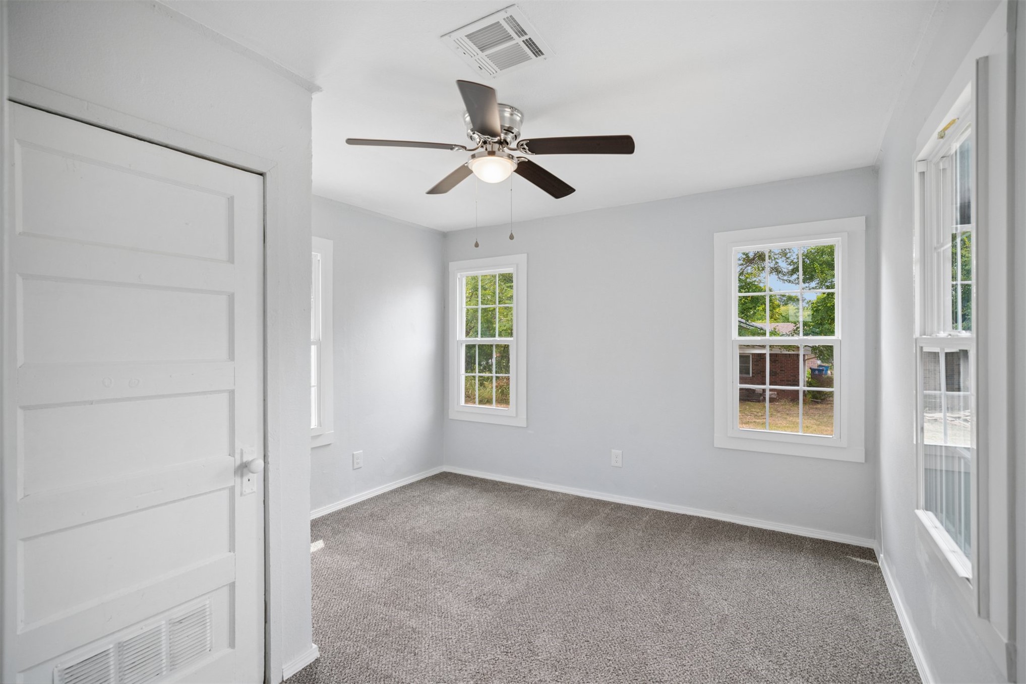 1335 E Maple St Property Photo 11