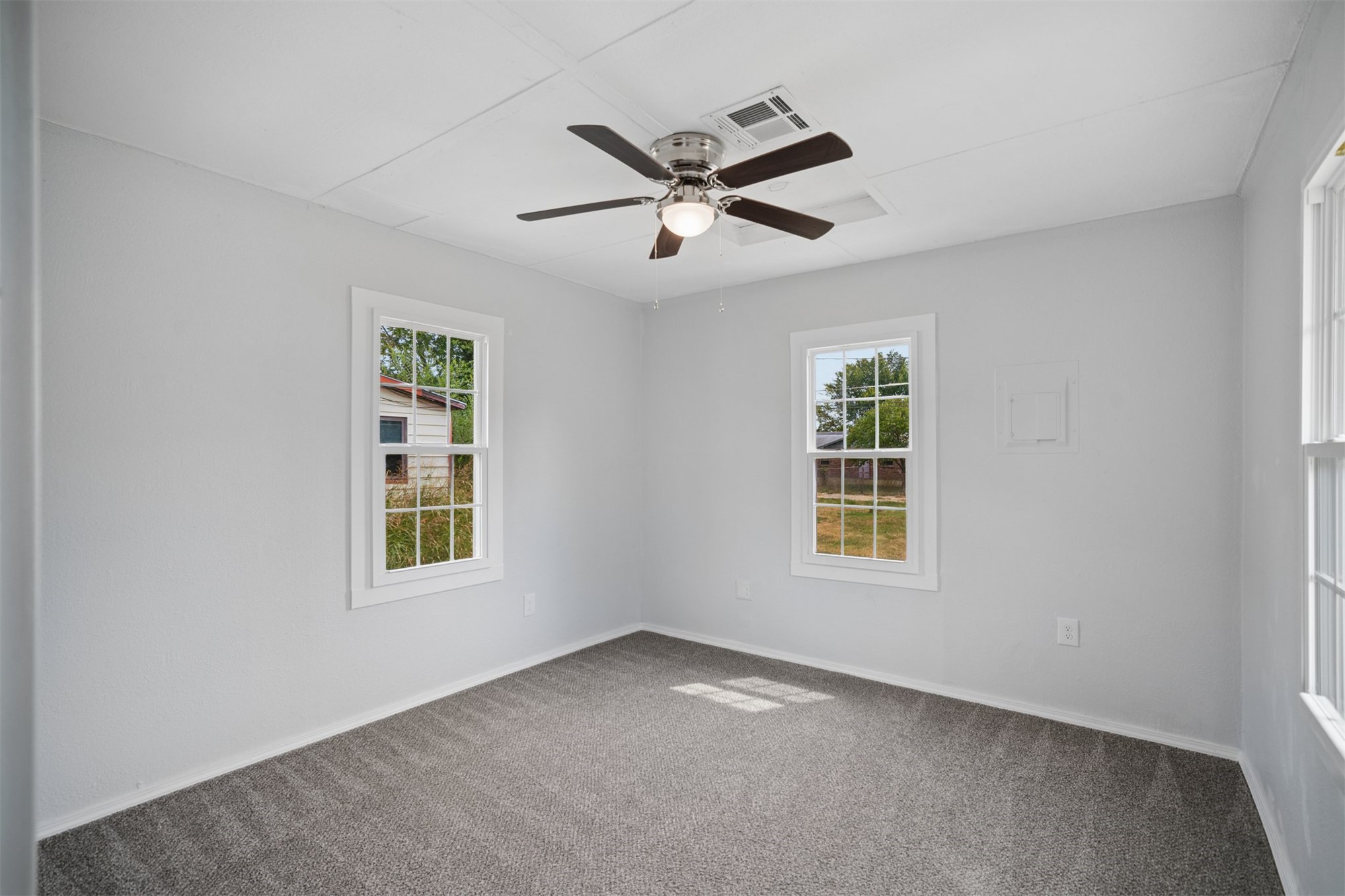 1335 E Maple St Property Photo 18