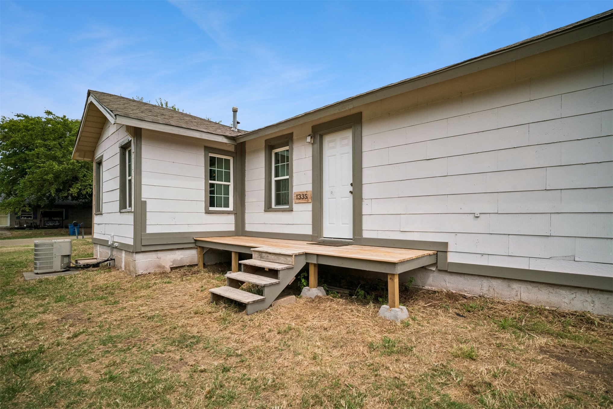 1335 E Maple St Property Photo 20