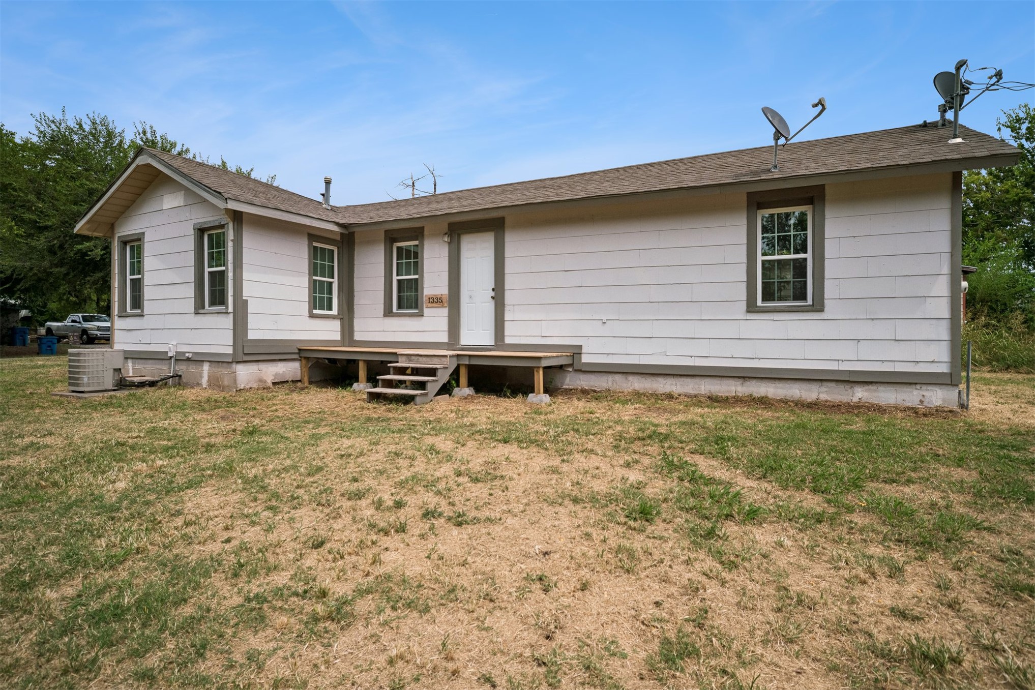 1335 E Maple St Property Photo 22