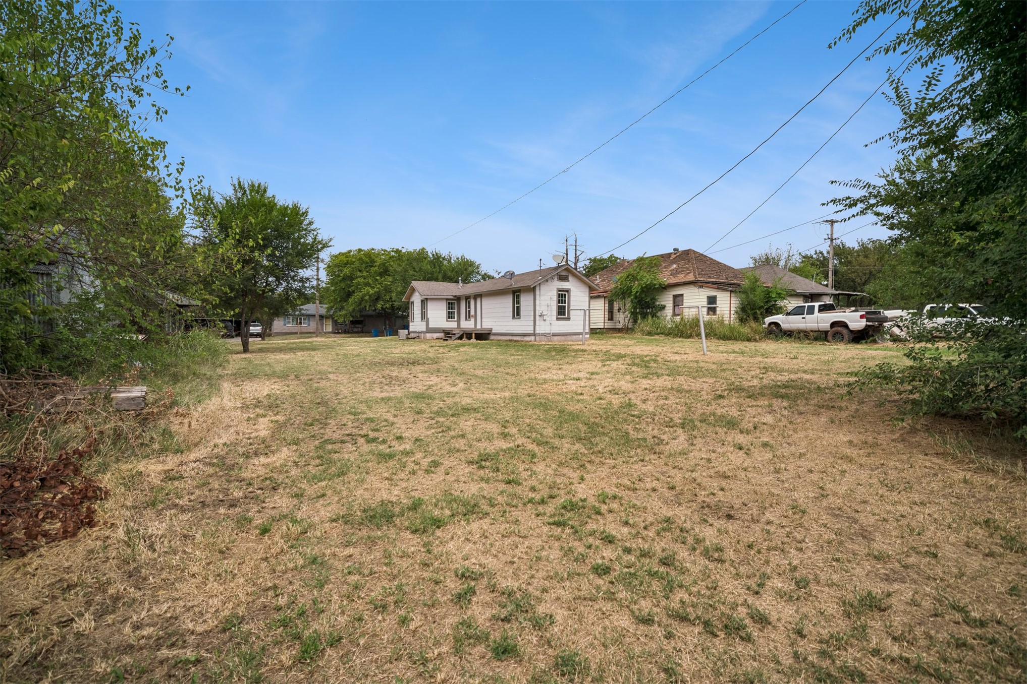 1335 E Maple St Property Photo 23