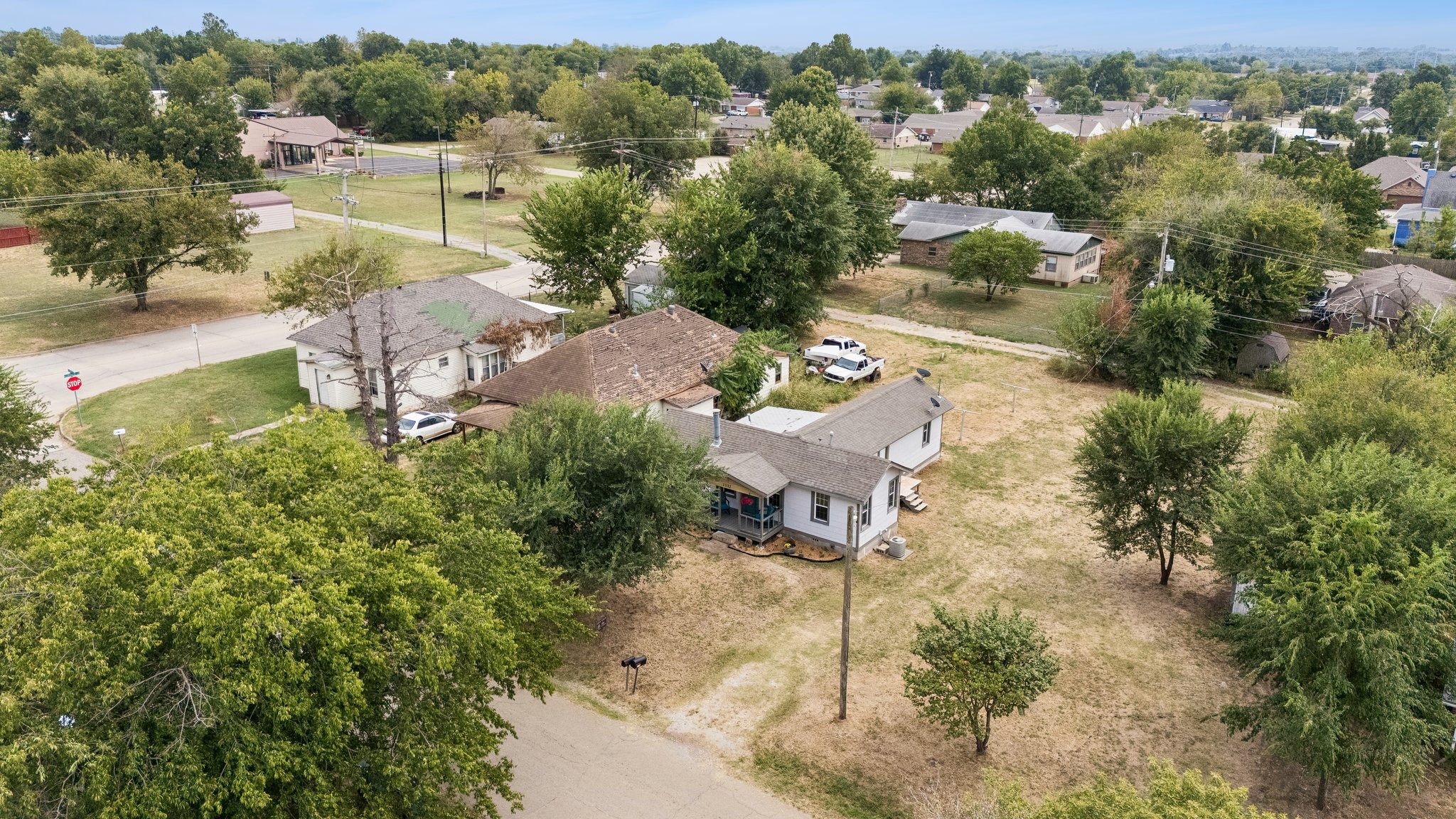 1335 E Maple St Property Photo 26