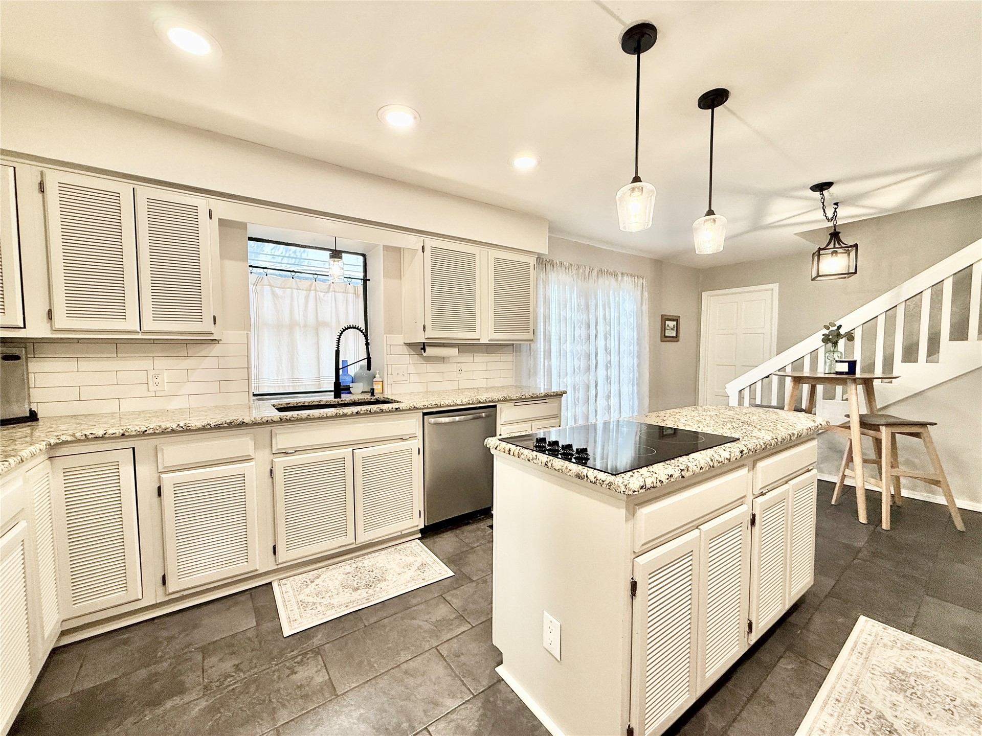 9520 Maplewood Avenue Property Photo 14