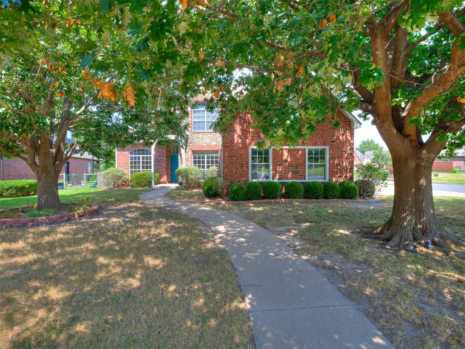 3220 N Oak Avenue Property Photo 1