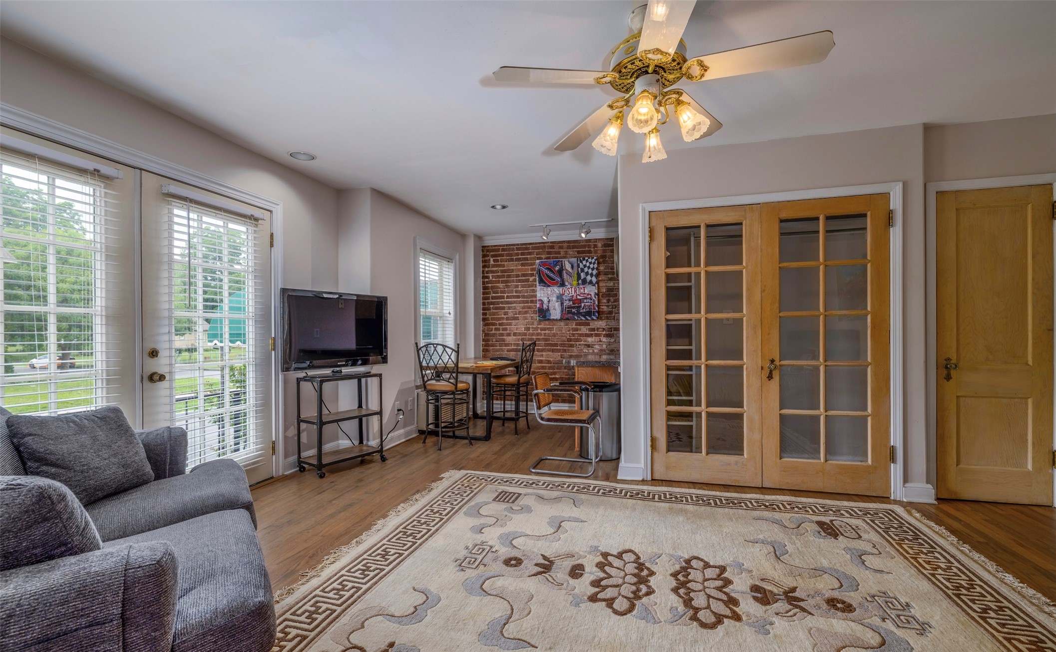 24 E 17th Street Property Photo 6