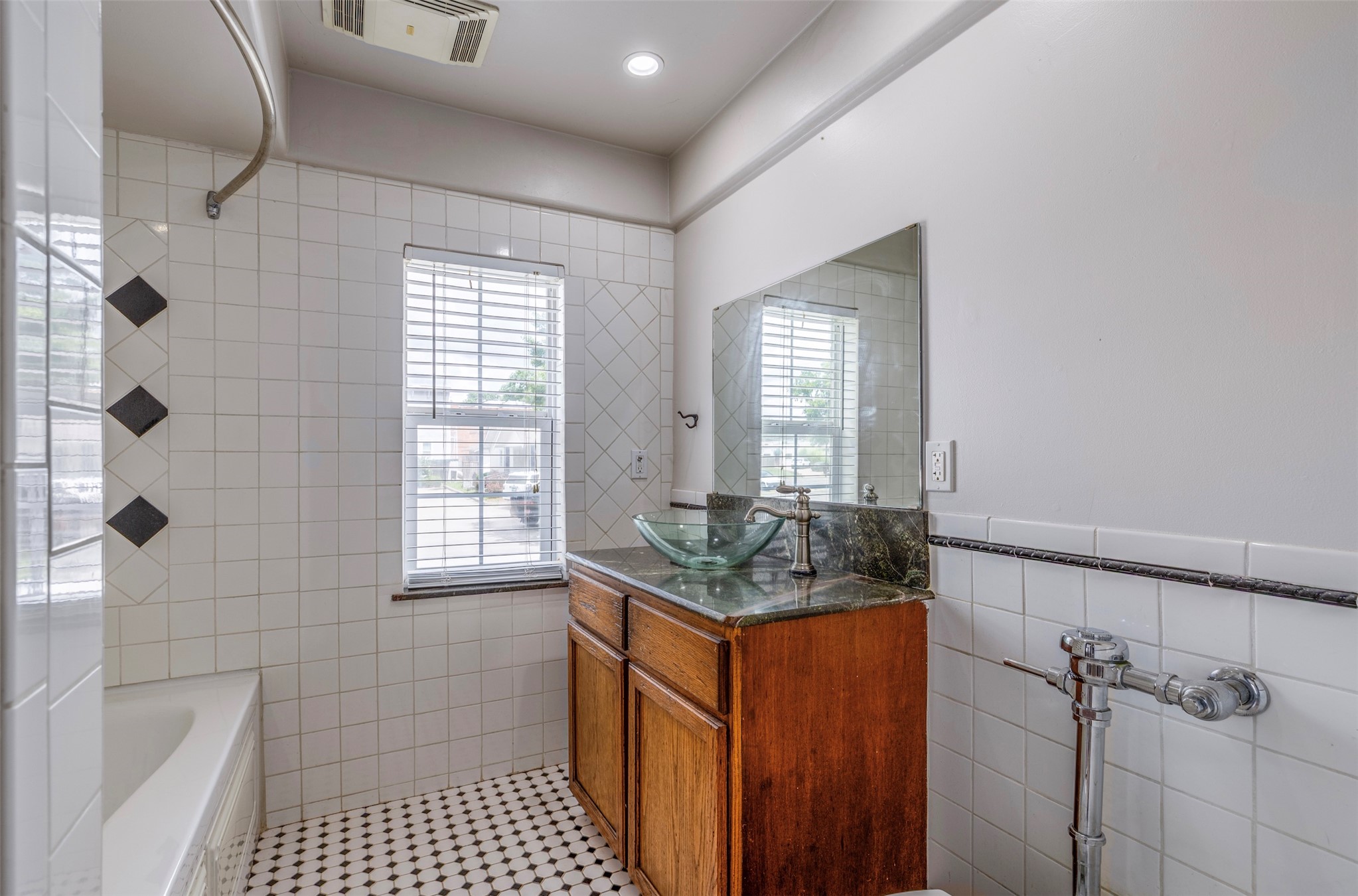 24 E 17th Street Property Photo 8