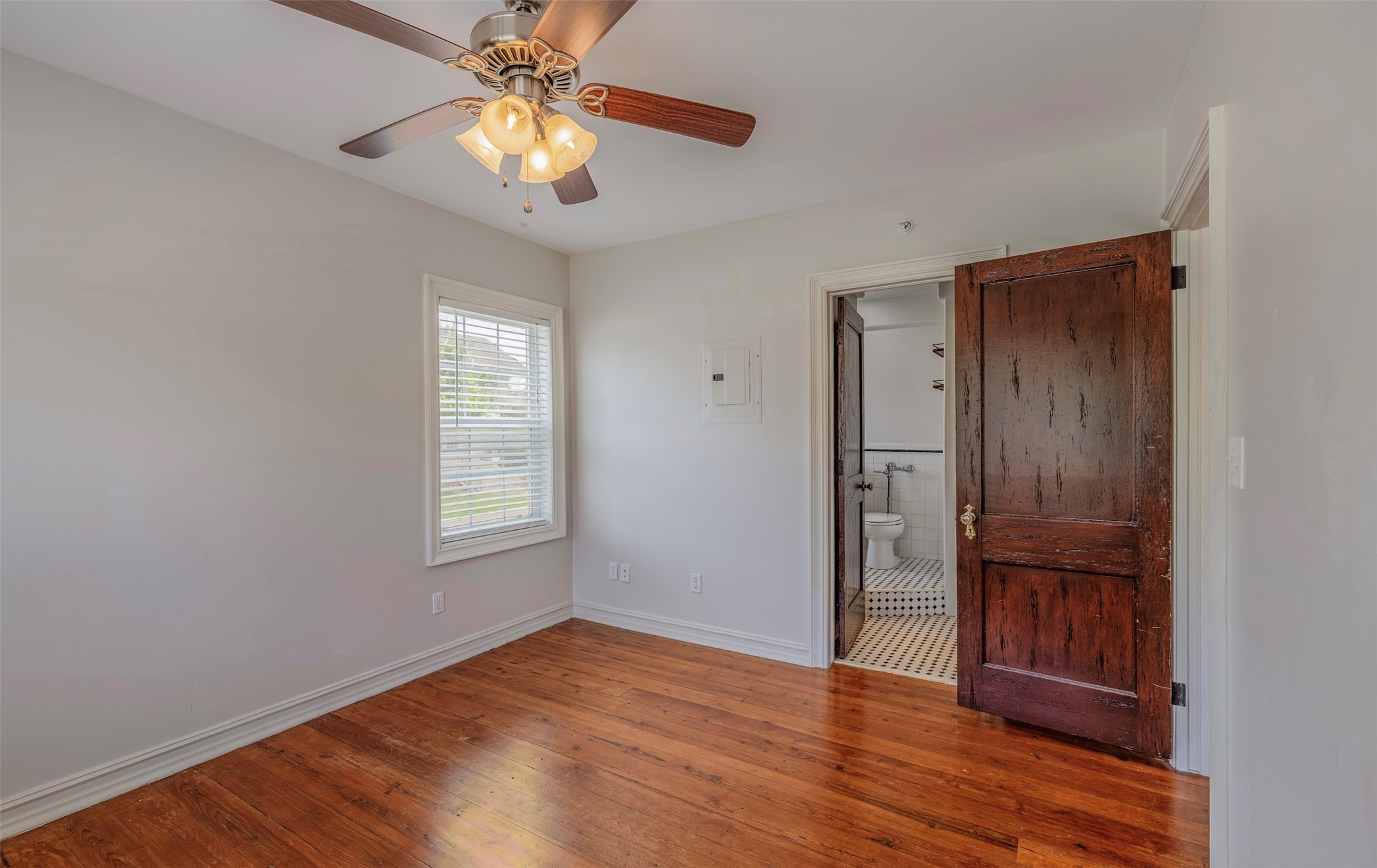 24 E 17th Street Property Photo 9