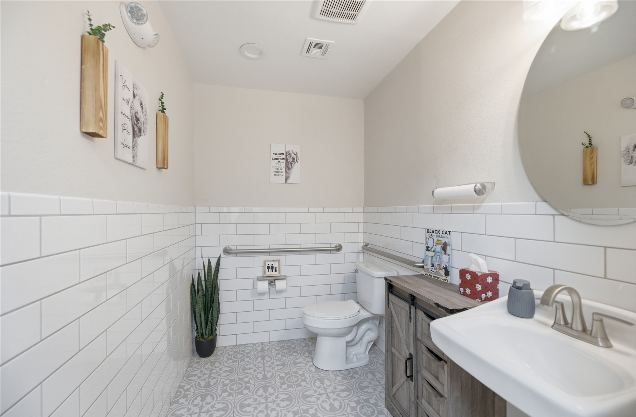 223 N East Avenue Property Photo 8