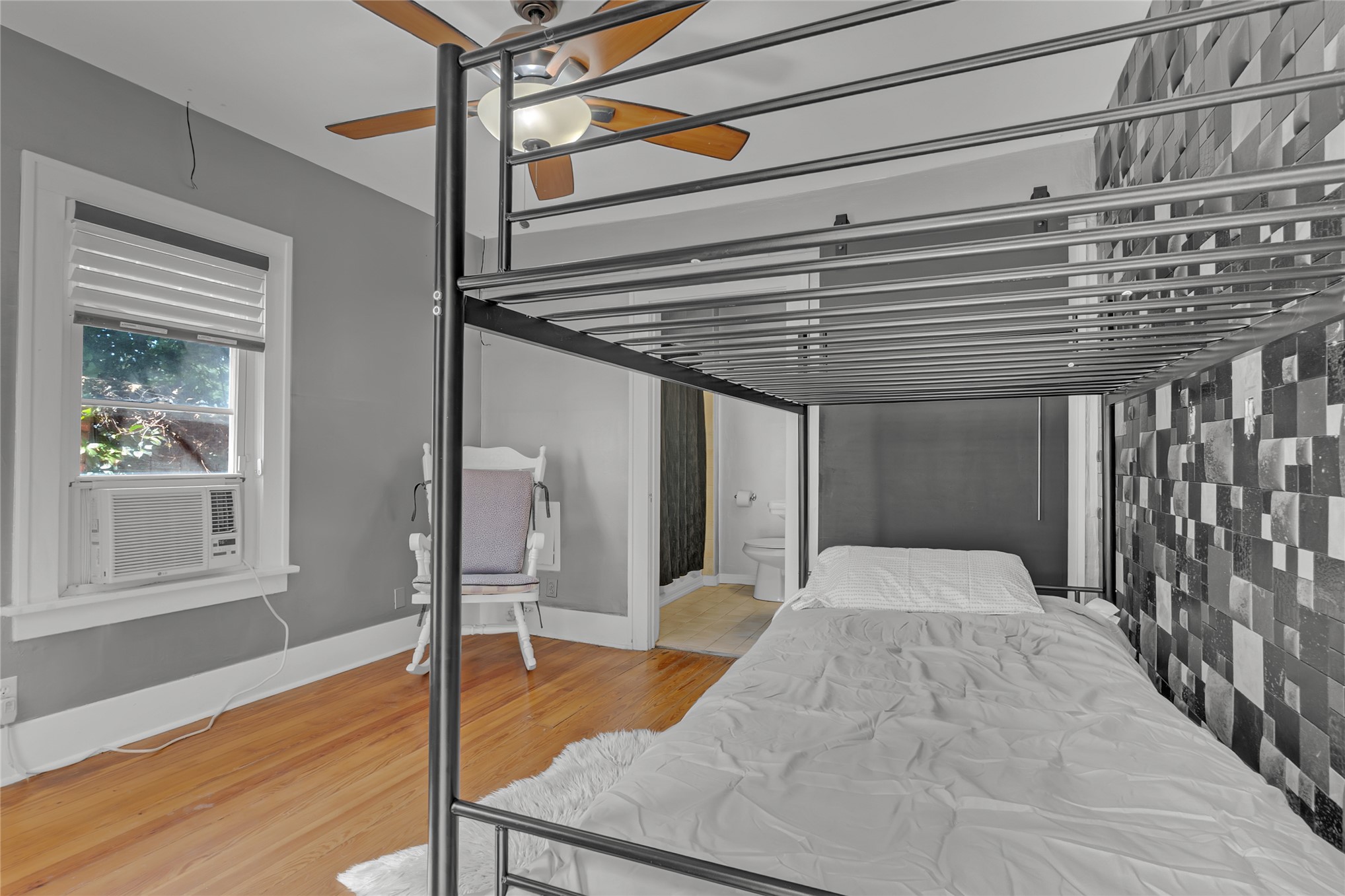 2106 S Saint Louis Avenue Property Photo 60