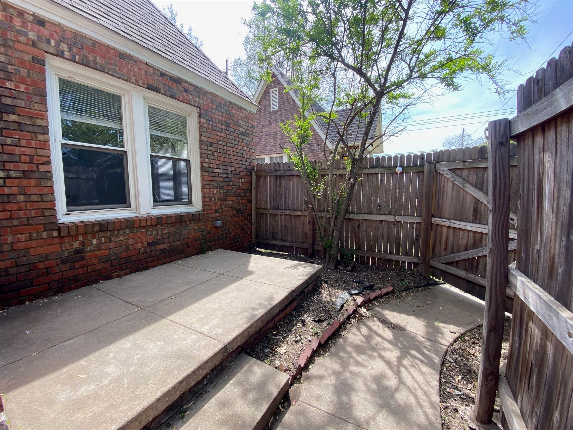 1106 E 36th Street Property Photo 2