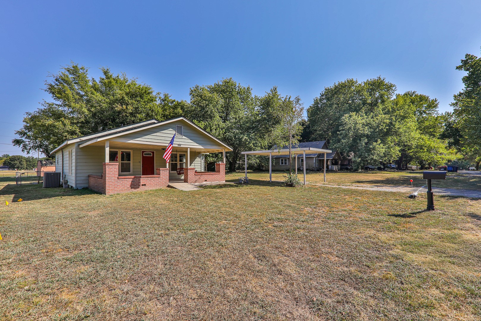 200 S Elm Street Property Photo 4