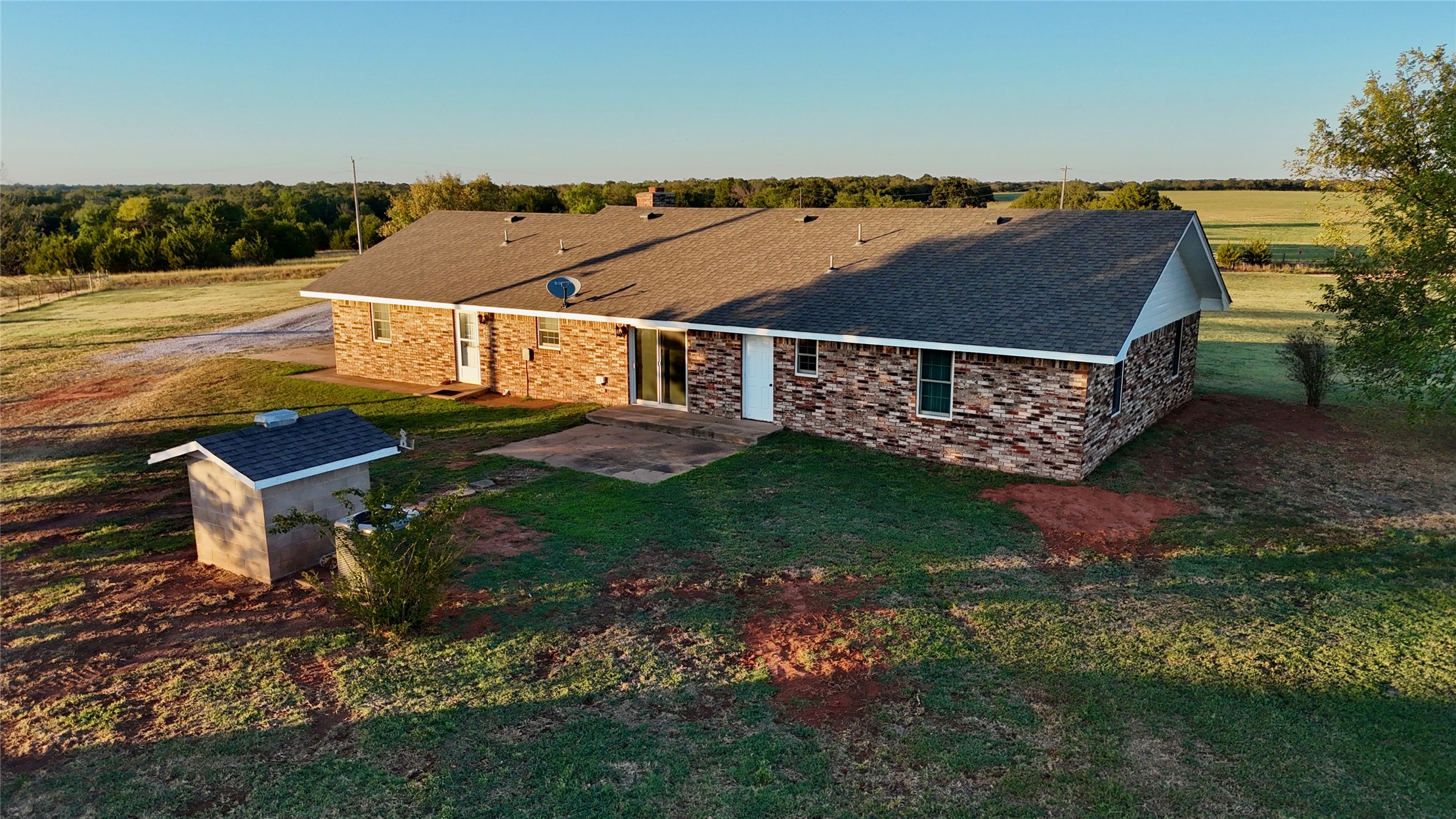 341947 E 810 Road Property Photo 4