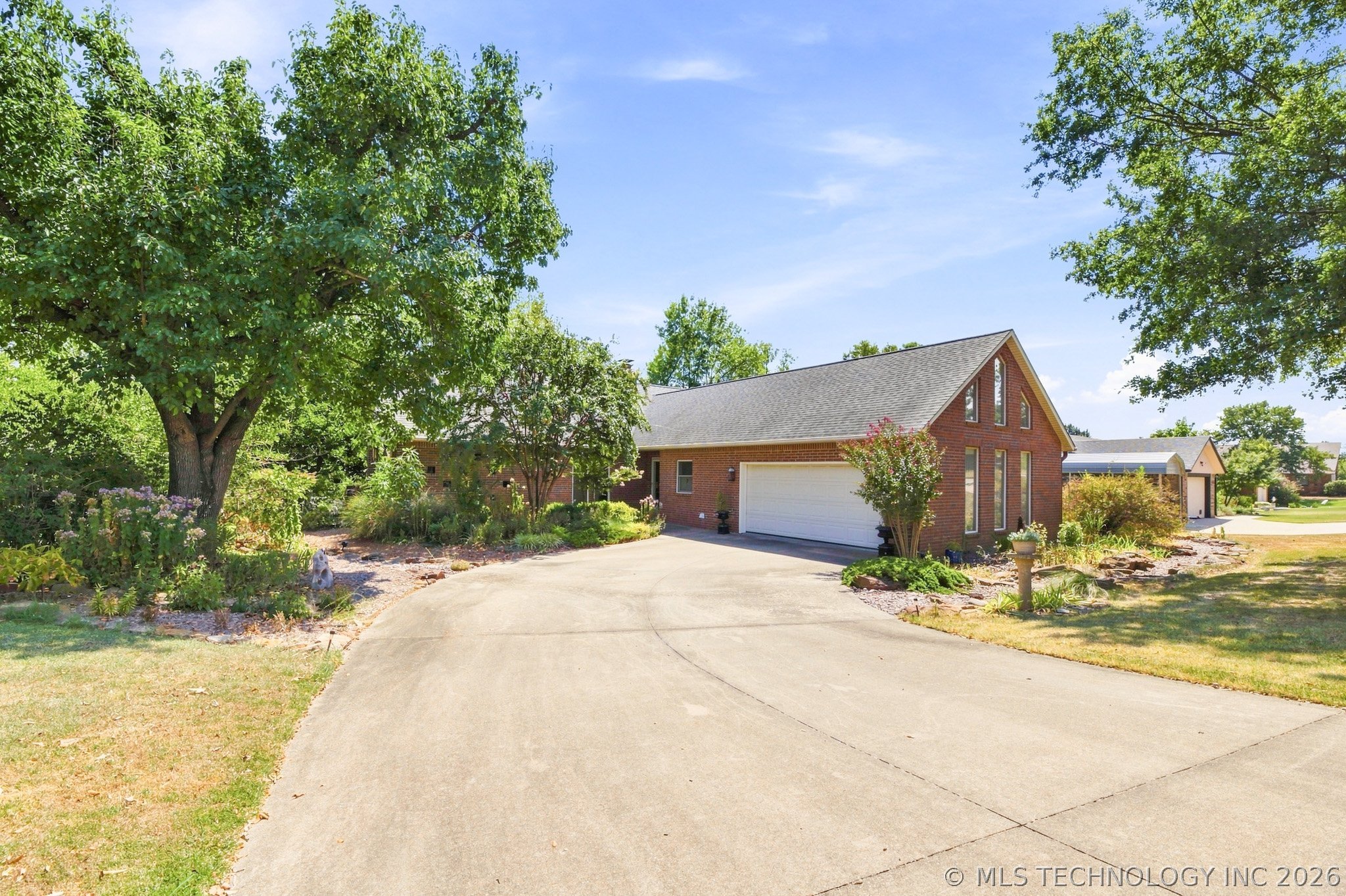 1022 N Douglas Drive Property Photo 1