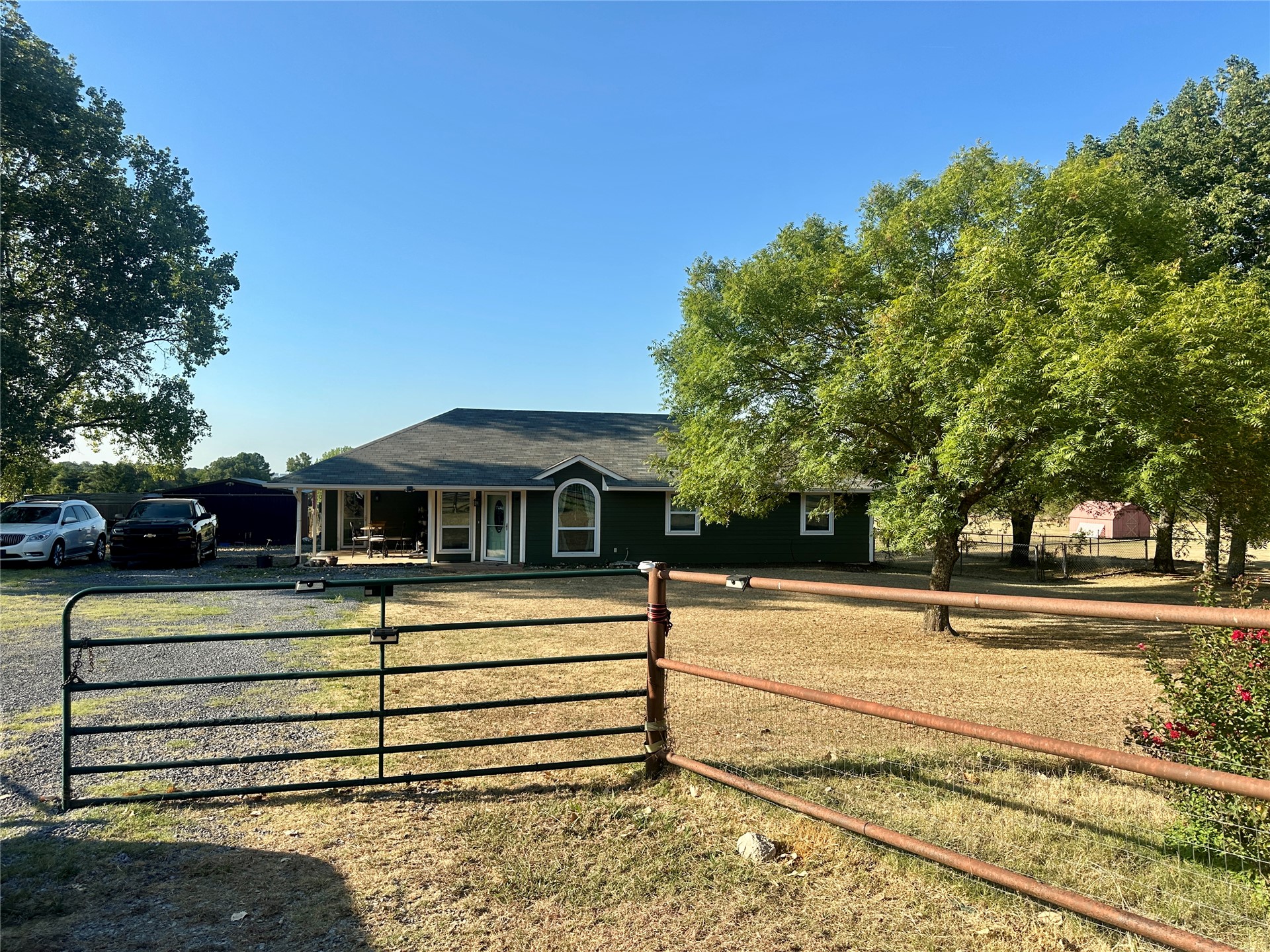 2105 W Mockingbird Lane Property Photo 3