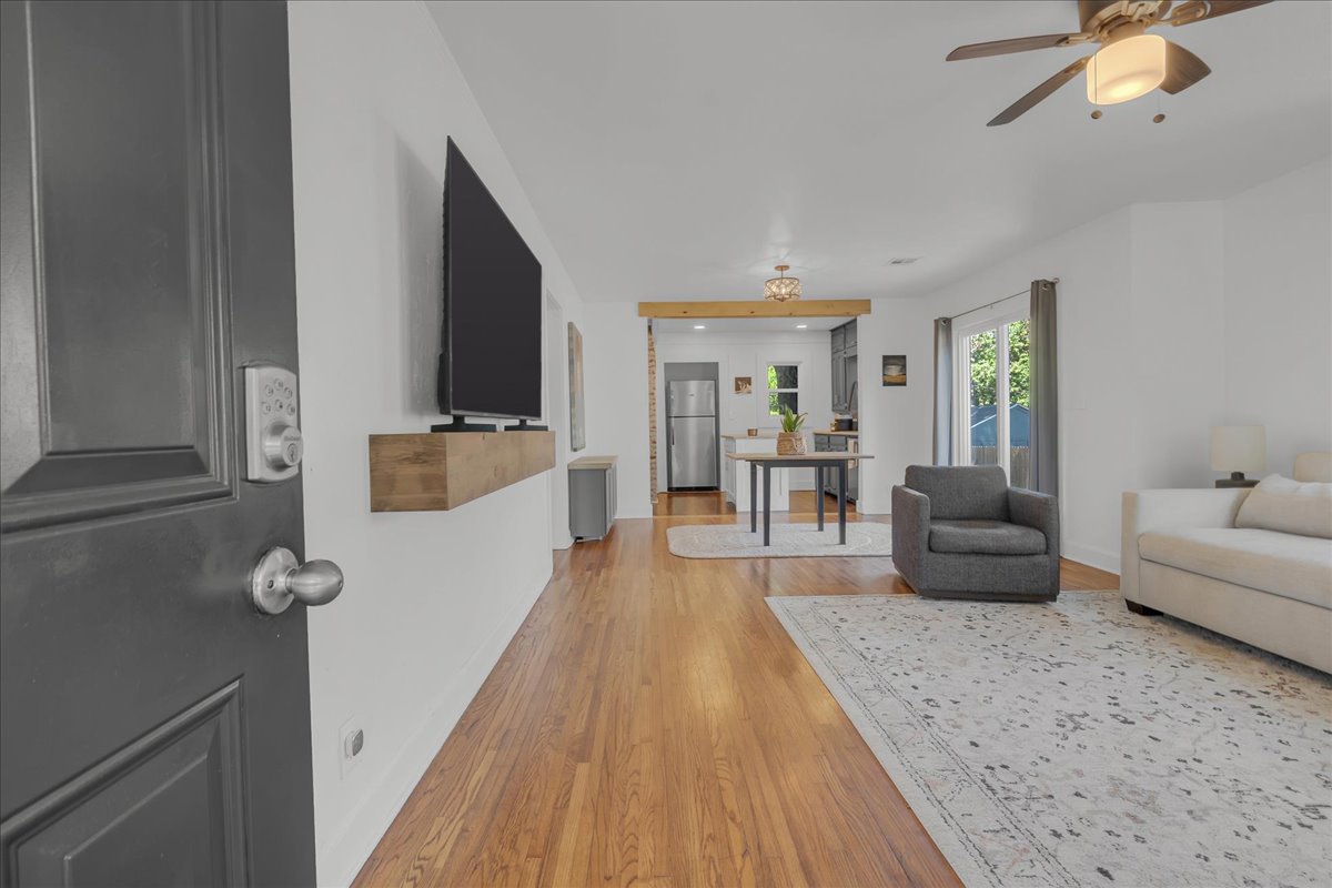 1320 S New Haven Avenue Property Photo 8